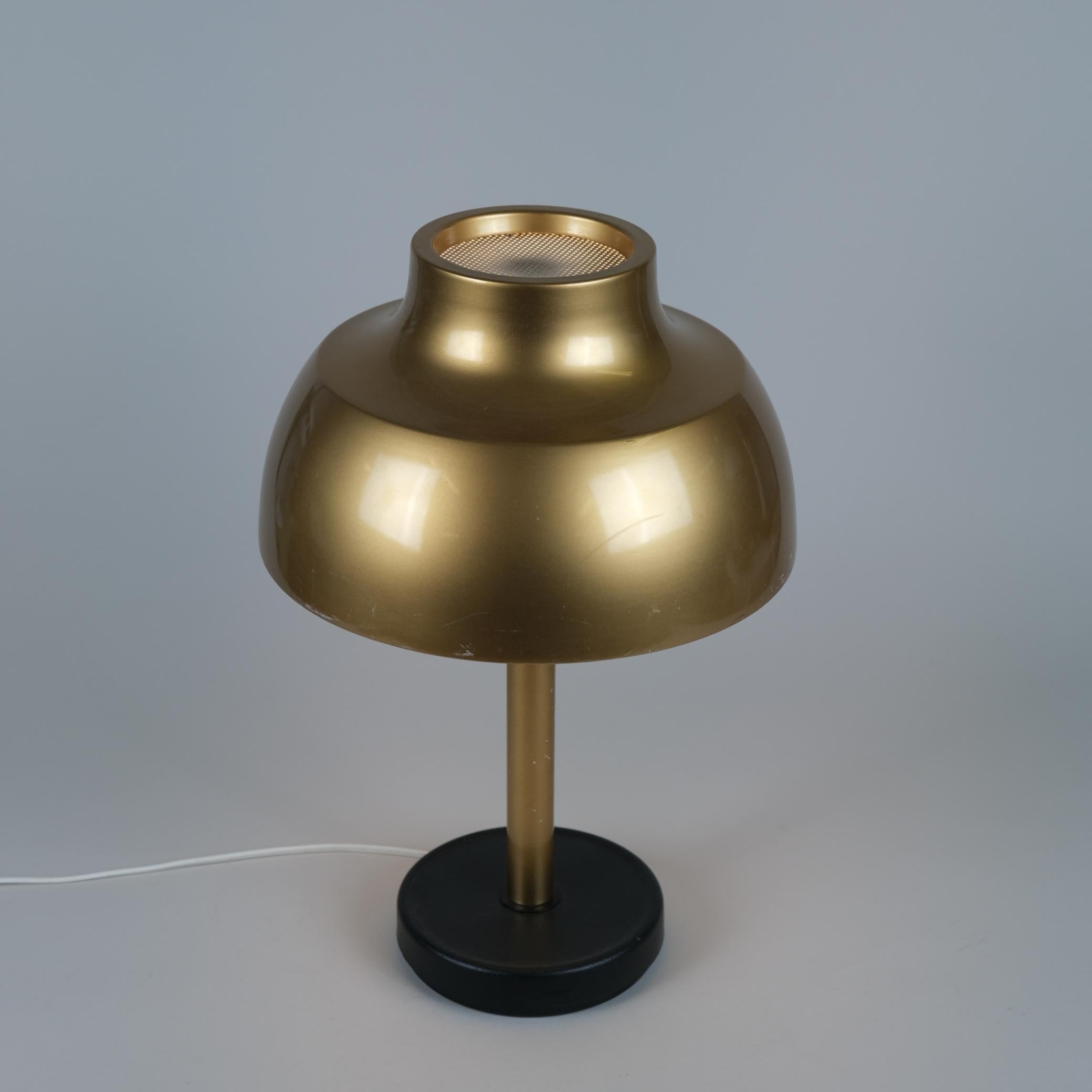 Un'armoniosa lampada da tavolo modello 941-401 disegnata da Heikki Turunen e prodotta da Orno Oy in Finlandia negli anni Settanta-Ottanta. Un design senza tempo che si adatta sia agli uffici che alle abitazioni private.

Heikki Turunen (1937-) è