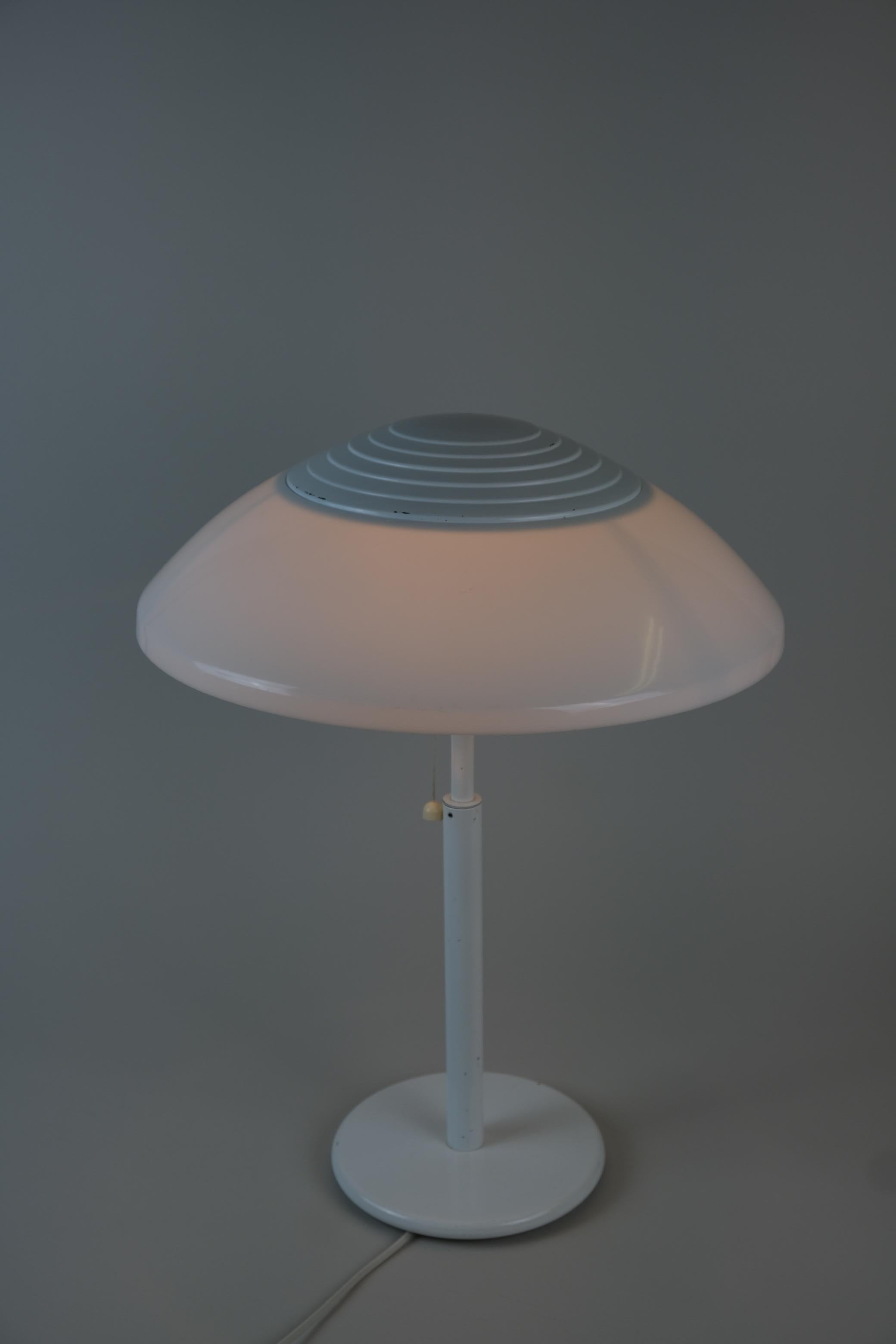 Un'impressionante lampada da tavolo bianca e grande disegnata da Heikki Turunen e prodotta da Orno Oy negli anni '80 in Finlandia. La lampada ha il timbro Orno, quindi è databile intorno alla prima metà degli anni '80. La lampada è molto grande e ha