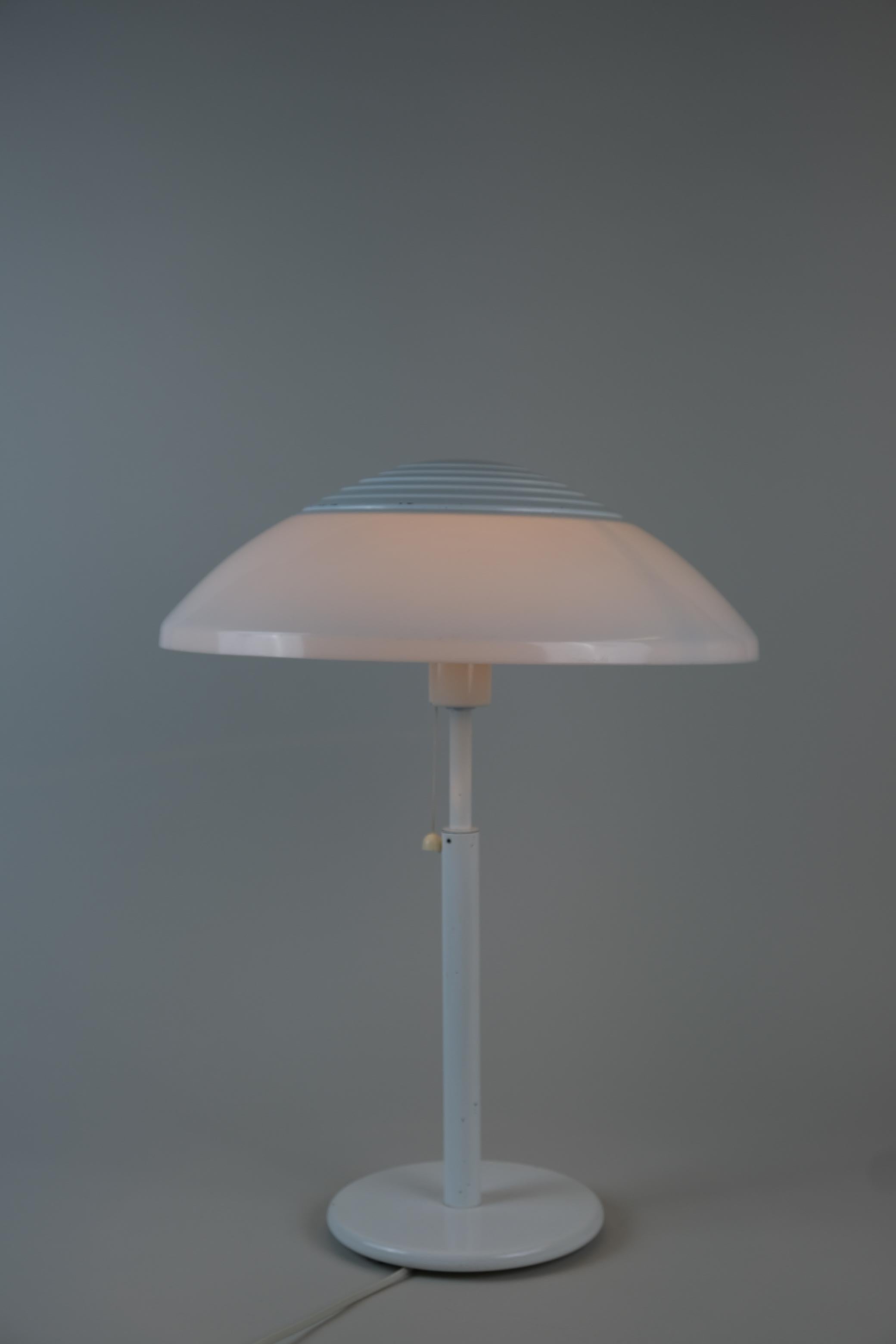 Scandinavo moderno Lampada da tavolo Heikki Turunen Serie Effetto Bianco Modello 940-404, Orno anni '80, Finlandia in vendita