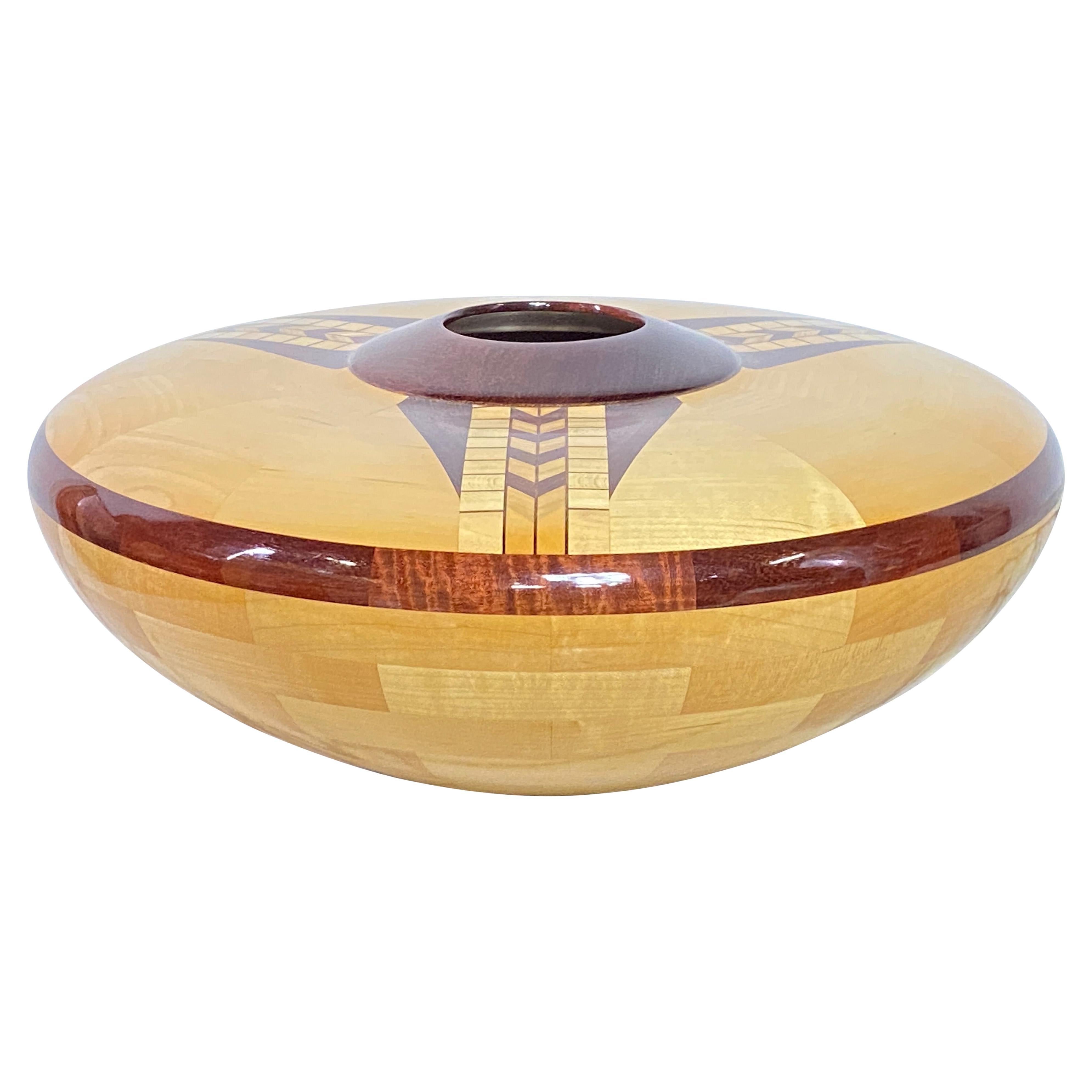 Ciotola in legno tornito ispirata al Wood Wood americano dell'artista Heiko Weiner (German). 
An utilizza diverse impiallacciature di legni duri esotici e nazionali.
20° secolo.
        Heiko è membro della Wood Symphony Artist Society,