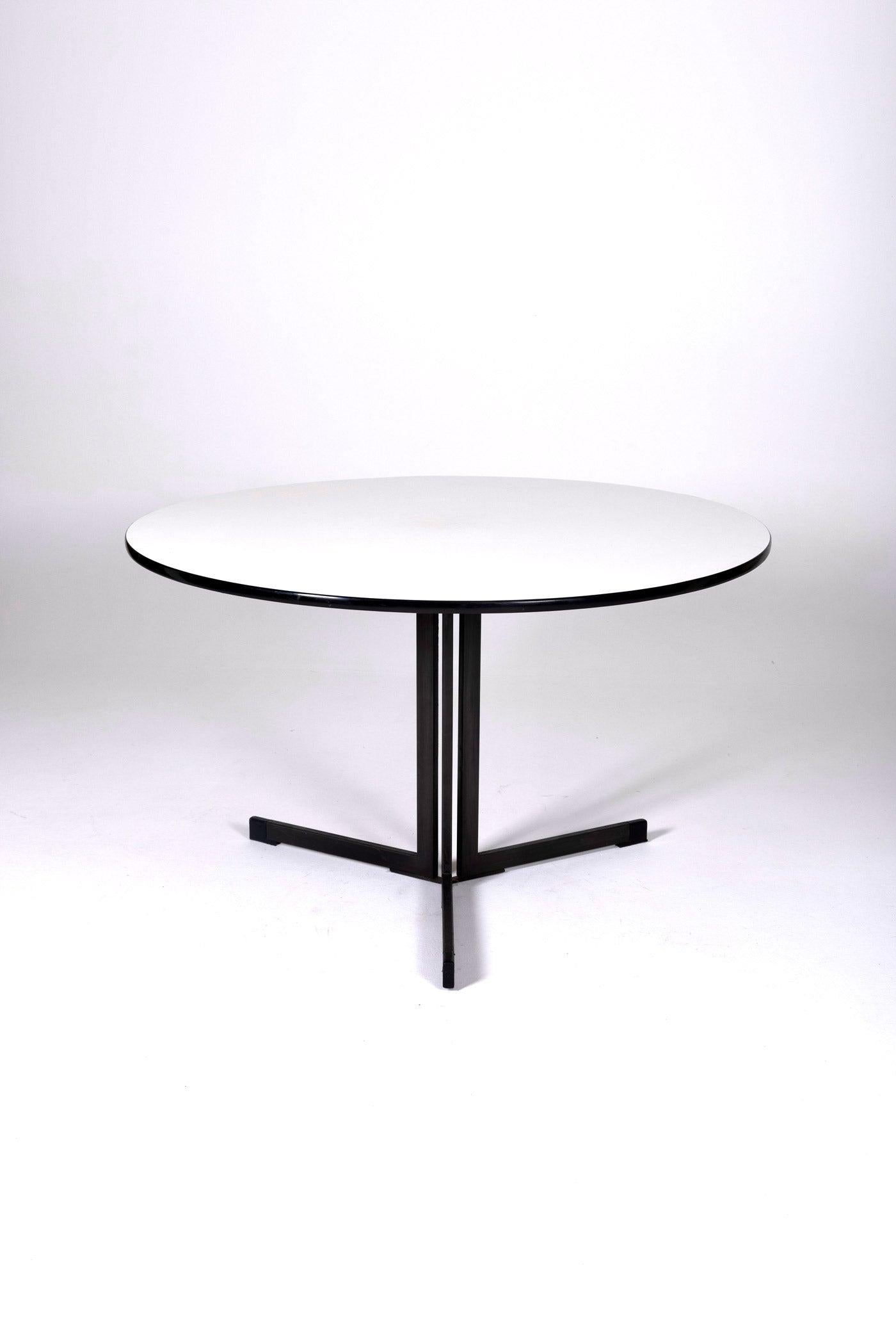 Table de salle à manger ronde, modèle AP103, du designer néerlandais Hein Salomonson, publiée par Ap Originals dans les années 1950. Le plateau est en mélamine blanche et la base est en métal laqué noir. En très bon état. DV188. 