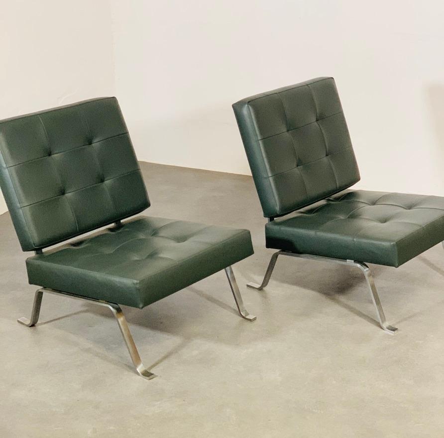 Sehr schöner Sessel mit Ottomane Modell AP60, entworfen von Architekt Hein Salomonson für AP Original (Polak), Niederlande, 1960er Jahre. 

Dieses Loungesessel-Set hat massive Beine aus gebürstetem Stahl und grünes Kunstleder. 
Er ist eine