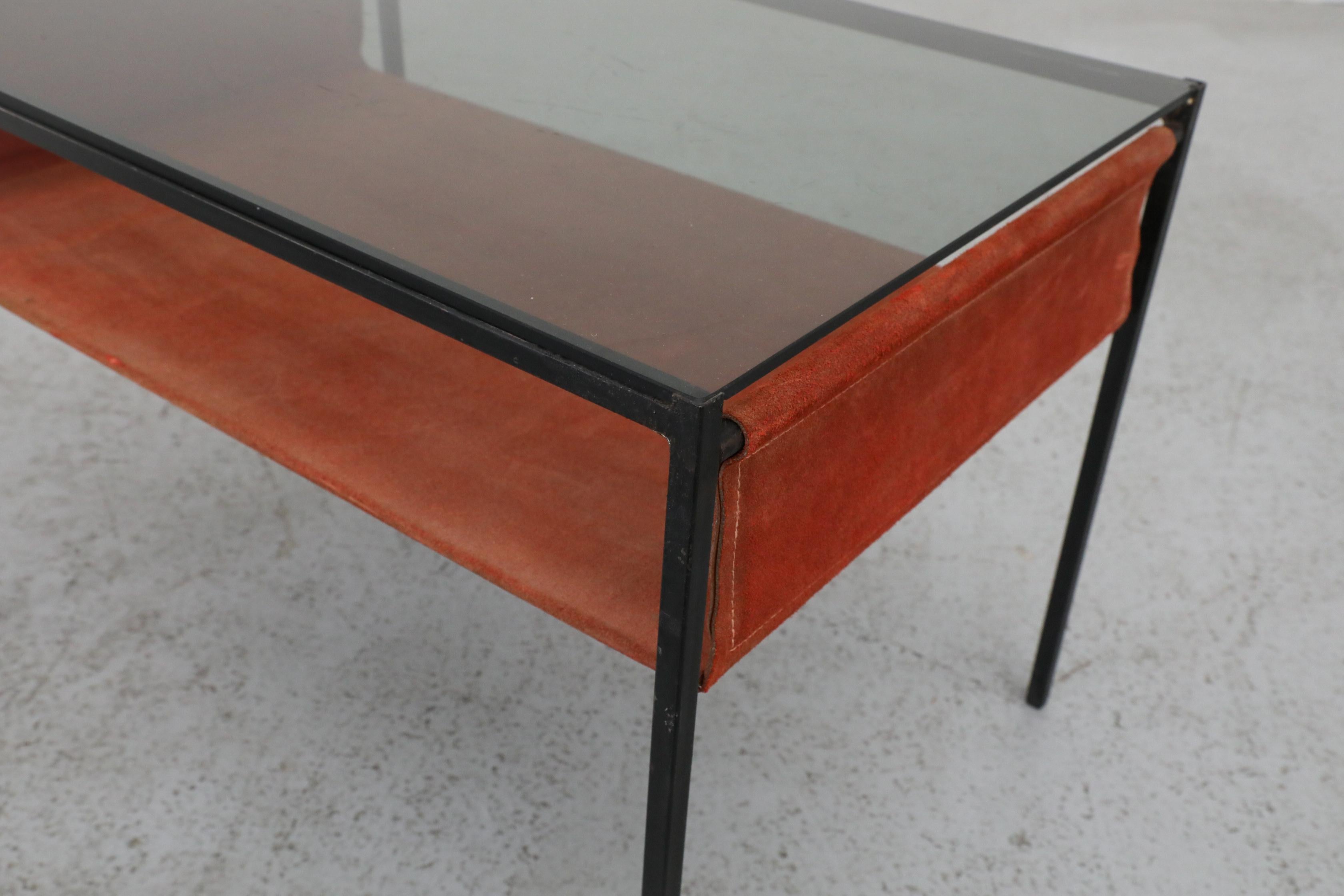 Hein Salomonson Table d'appoint du milieu du siècle avec verre fumé et daim pour AP Originals en vente 4
