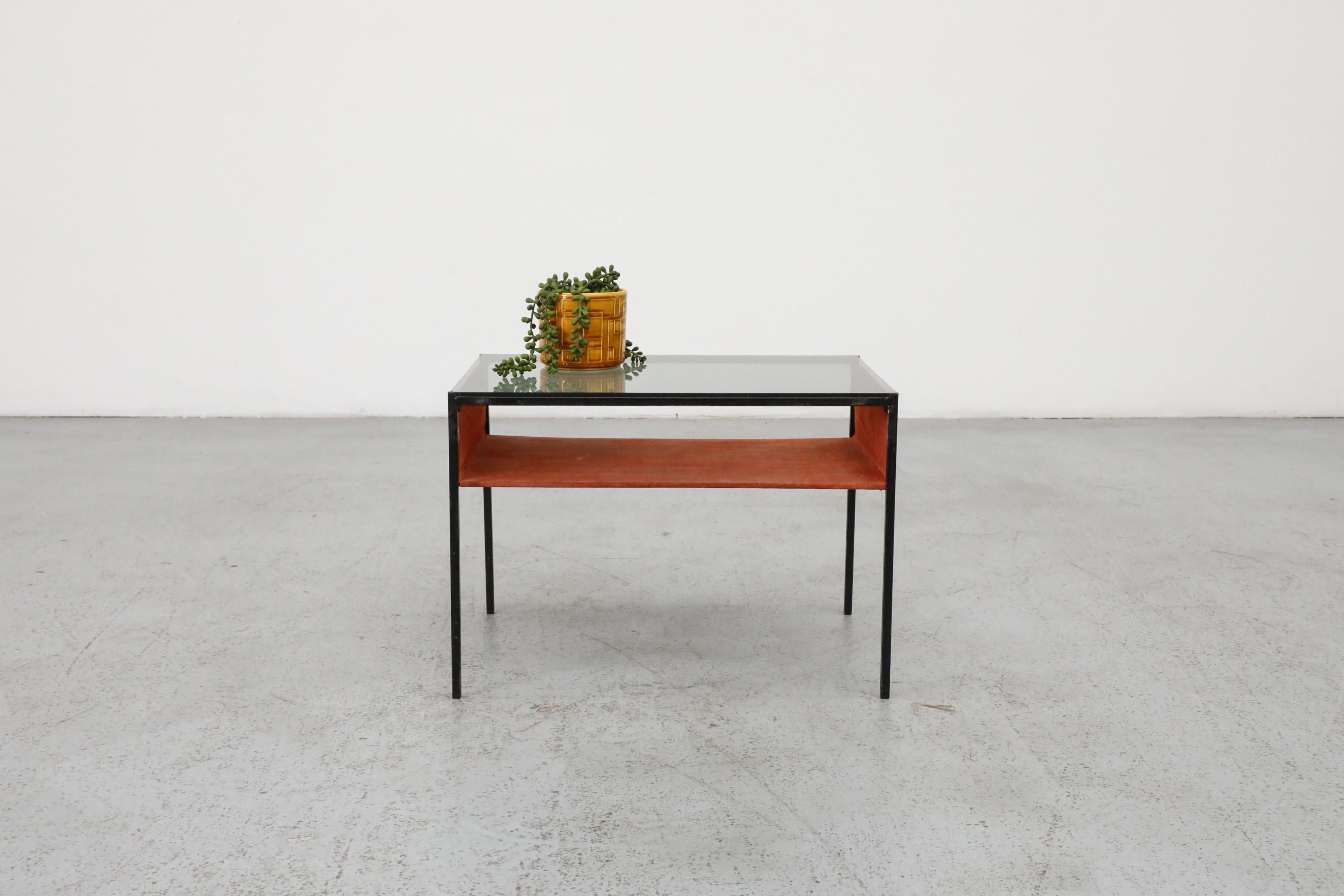 Cette table d'appoint très raffinée, conçue par le prolifique architecte et designer néerlandais Hein Salomonson pour AP Originals dans les années 1950, est un exemple exceptionnel du modernisme hollandais du milieu du siècle. La table incarne