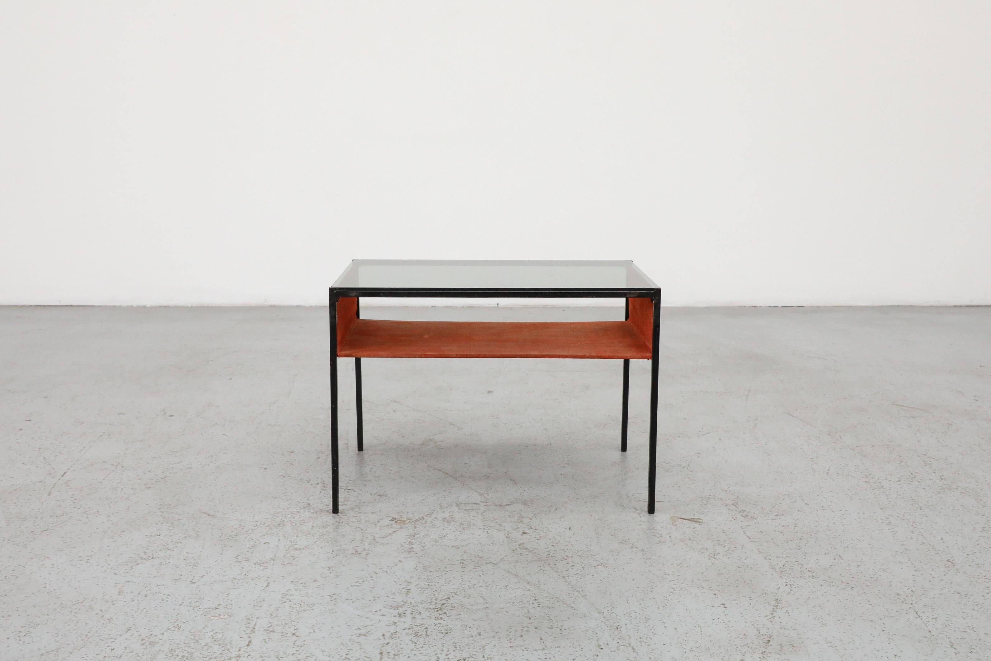 Mid-Century Modern Hein Salomonson Table d'appoint du milieu du siècle avec verre fumé et daim pour AP Originals en vente