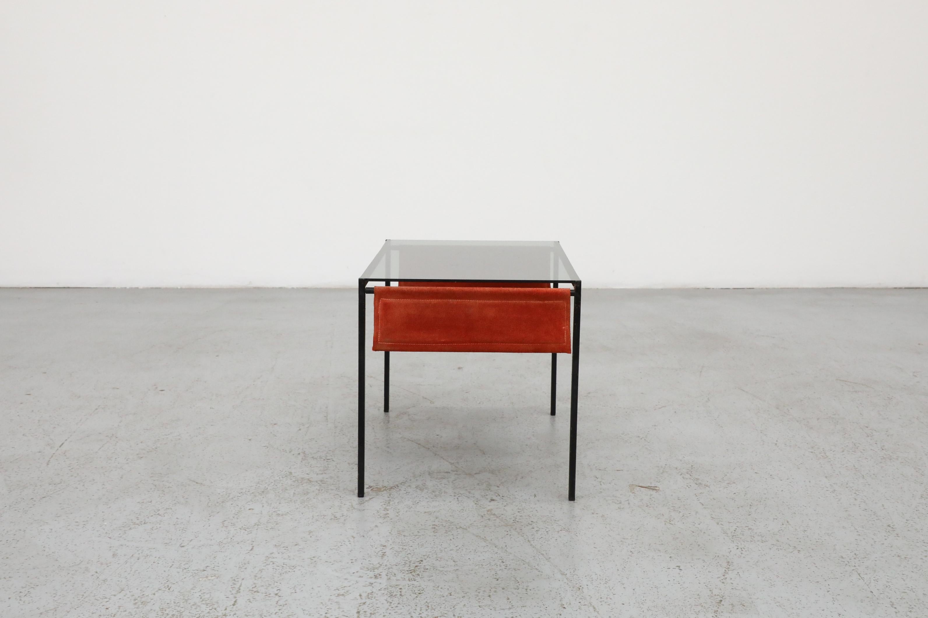 Hein Salomonson Table d'appoint du milieu du siècle avec verre fumé et daim pour AP Originals Bon état - En vente à Los Angeles, CA