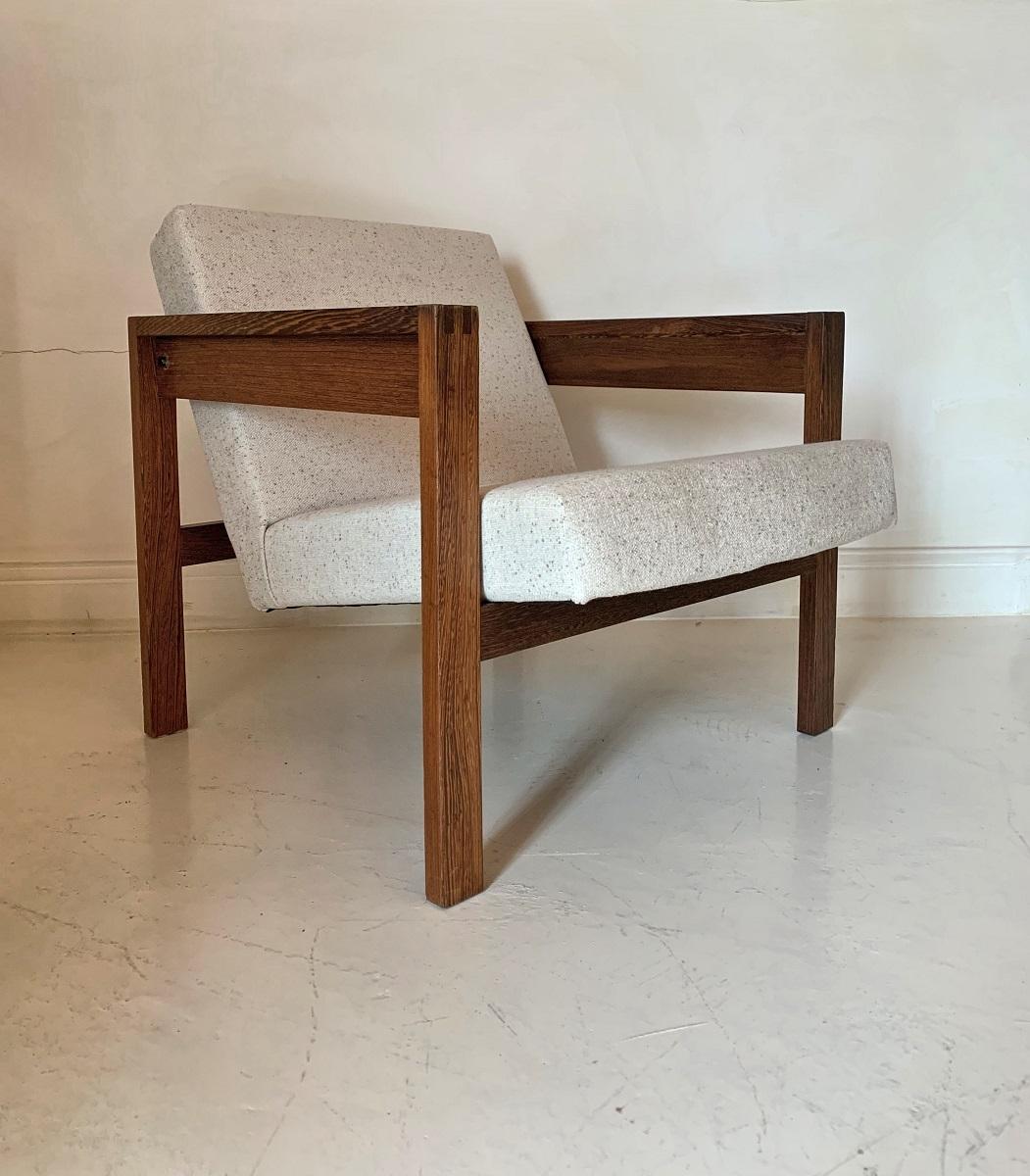 A Hein Stolle lounge chair. Made in the 1960s for Spectrum. Stolle was a hands on architect who joined the Dutch modernist movement early on and promoted high quality artisanal design. He is most known for tables and chairs. This particular model is