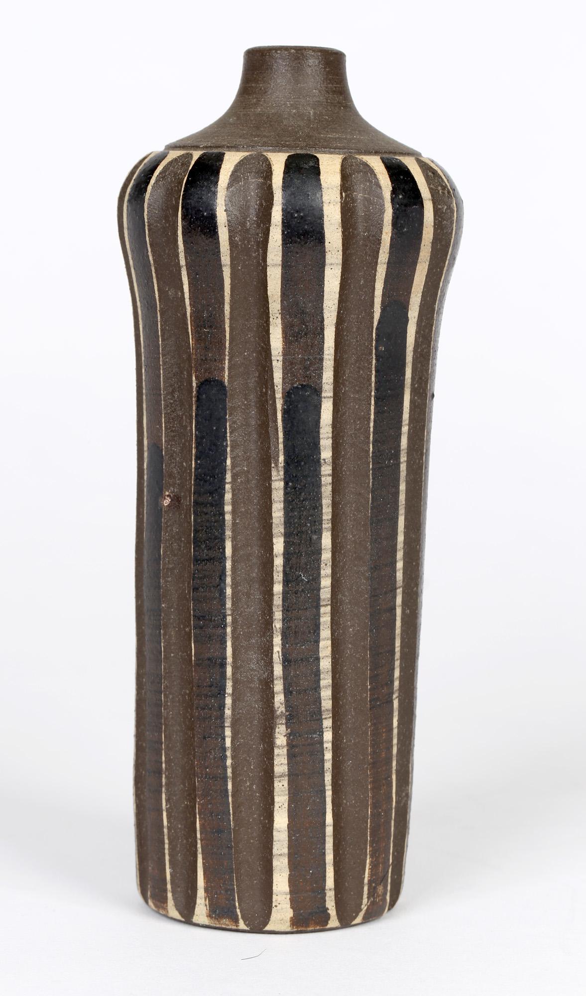 Un elegante vaso in ceramica dello studio Bauhaus tedesco, decorato con smalti neri e marroni da Heiner Hans Körting (1911-1991) e datato 1940-50. Il vaso, di forma cilindrica alta, ha la parte superiore a forma di cupola leggermente arrotondata e
