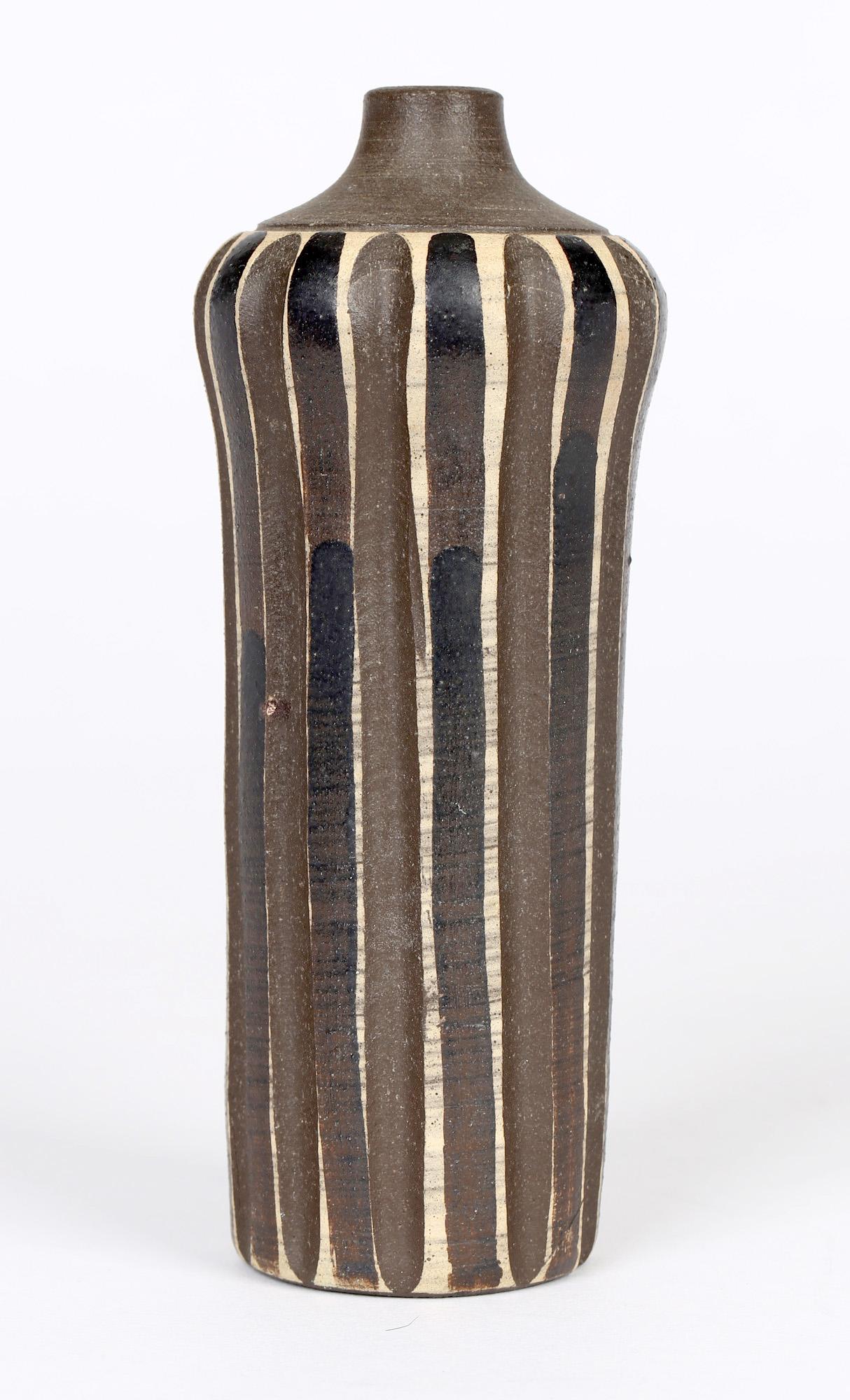 Vaso in ceramica smaltata Heiner Hans Körting German Bauhaus nero e marrone in vendita 1