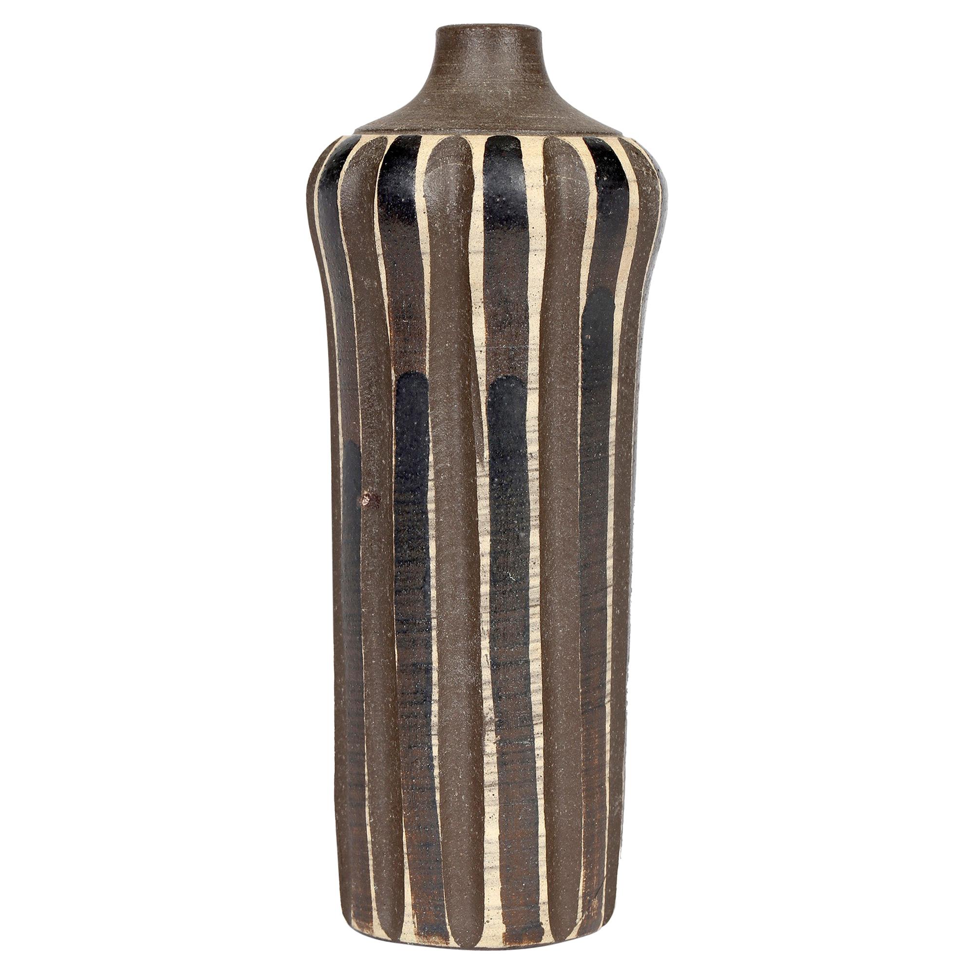 Vase en poterie vernissée noire et brune du Bauhaus allemand Heiner Hans Körting
