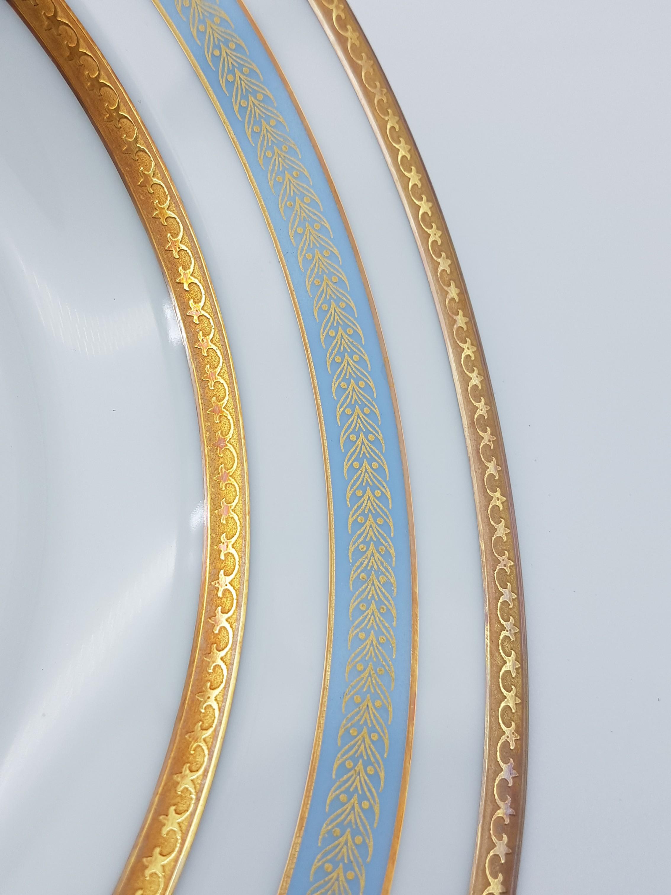 Heinrich Bavaria Porcelain Dinner Service, 18-Piece Gold Rimmed Bone China Set For Sale 3