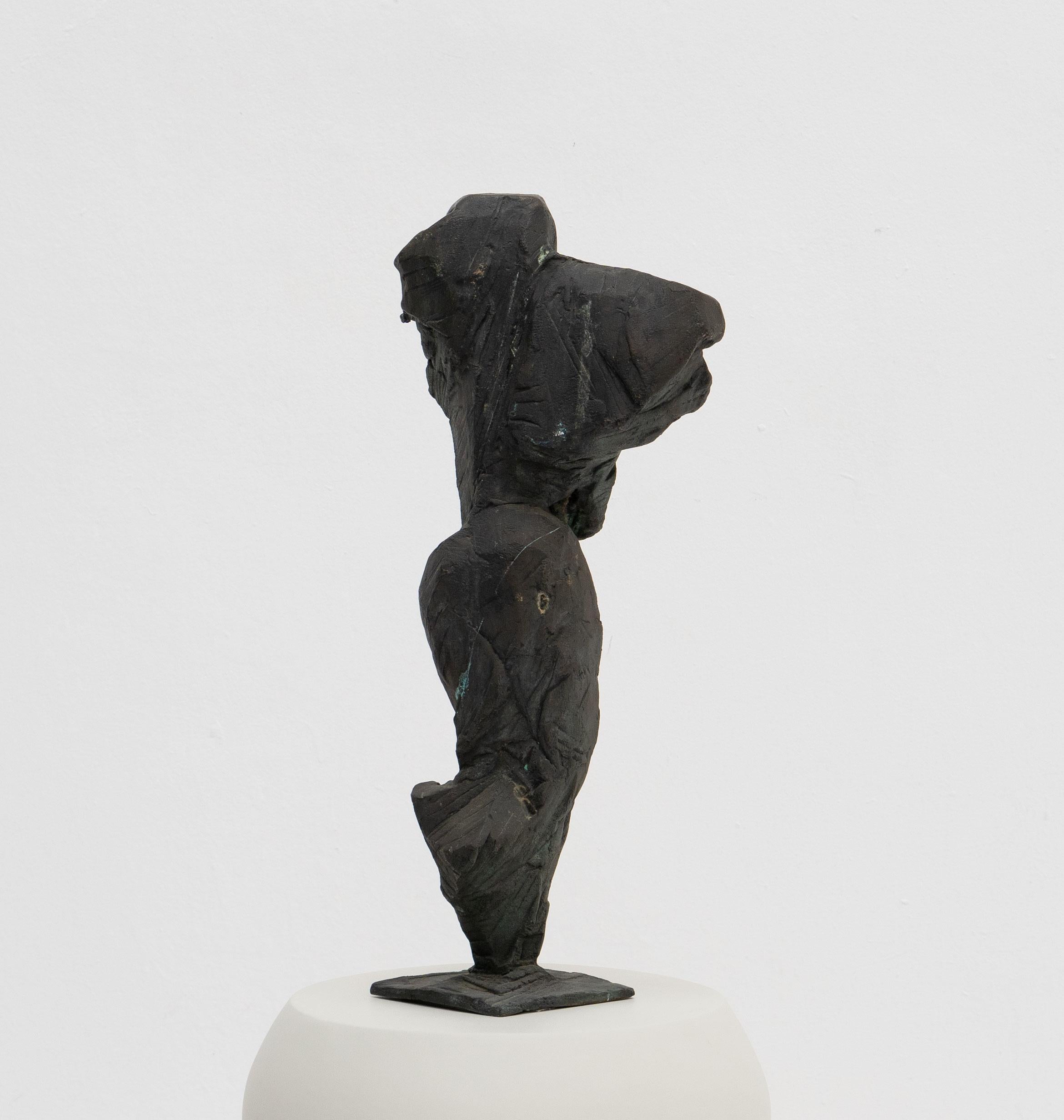 Große figurative abstrakte Skulptur des deutschen Bildhauers Heinrich Brockmeier (geb. 1938). 

Abmessungen (cm, ca.):
Höhe: 65
Tiefe: 25
Breite: 35

Zustand: Patinierung und kleinere Unvollkommenheiten wie Oxidationen und Schrammen.