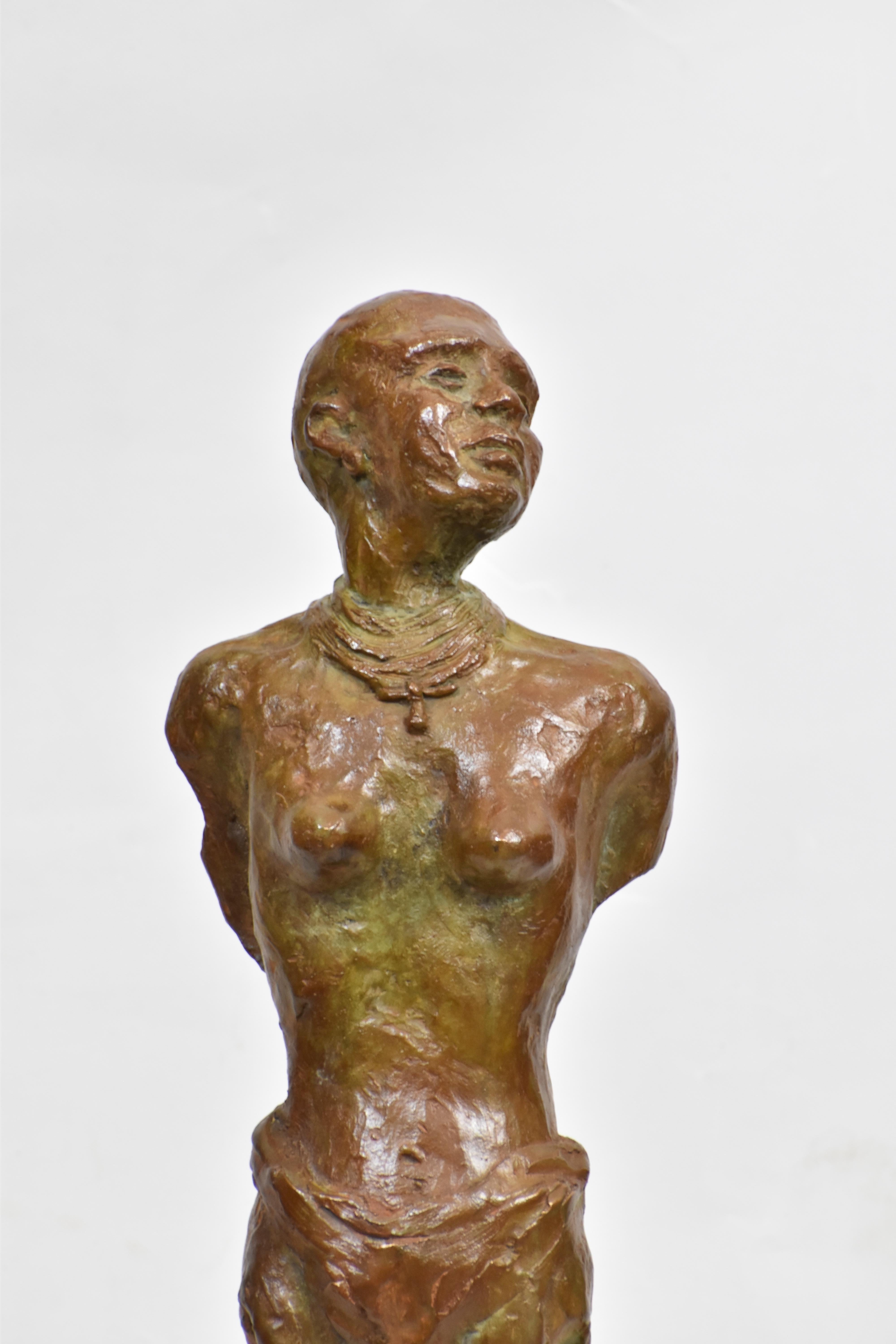 Masai-Mädchen – afrikanische Bronzeskulptur (Gold), Figurative Sculpture, von Heinrich Filter