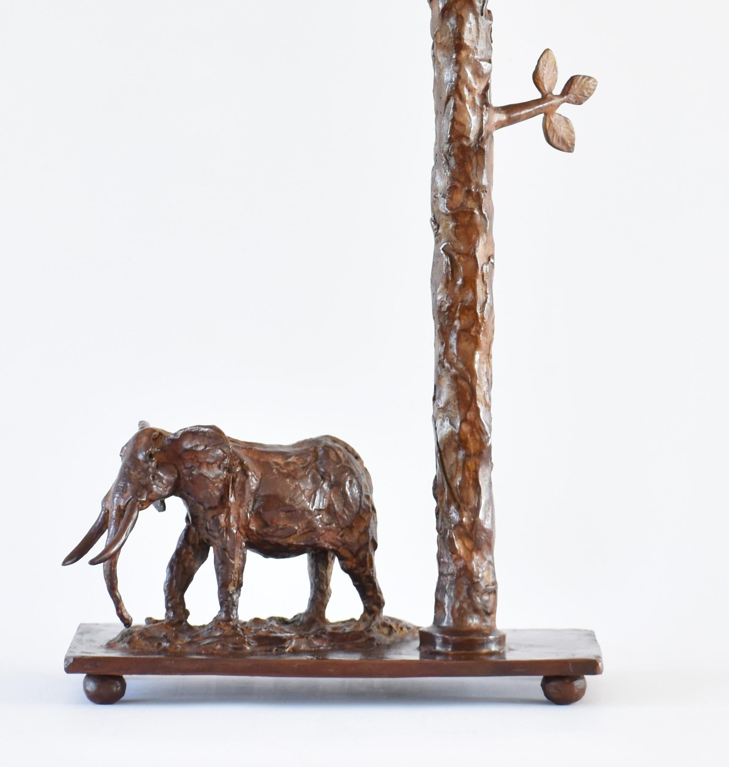 Lampe de table éléphant sculpturale en bronze - Sculpture de Heinrich Filter