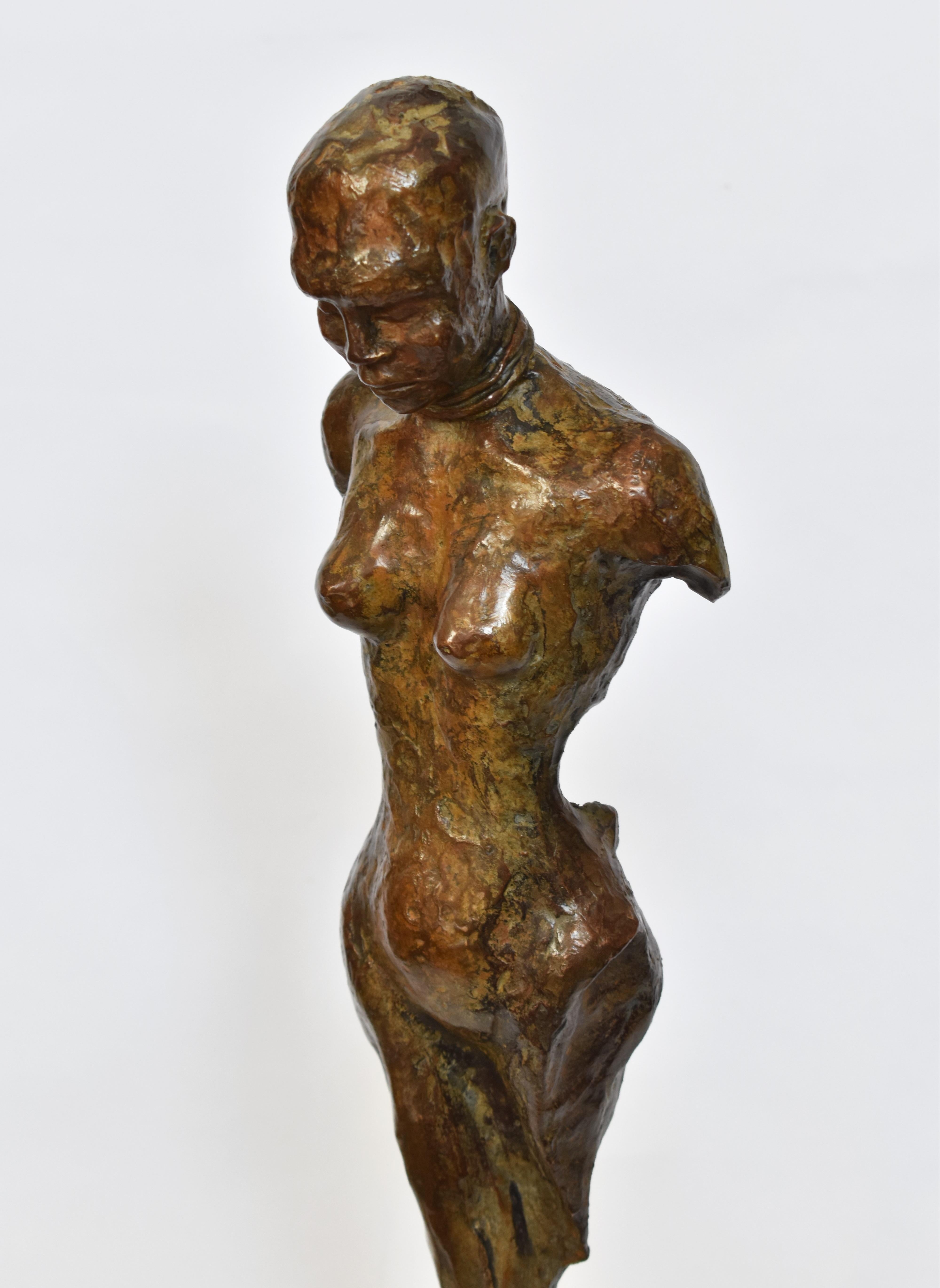 Jeune femme - Nu abstrait en bronze - Édition limitée - Sculpture de Heinrich Filter