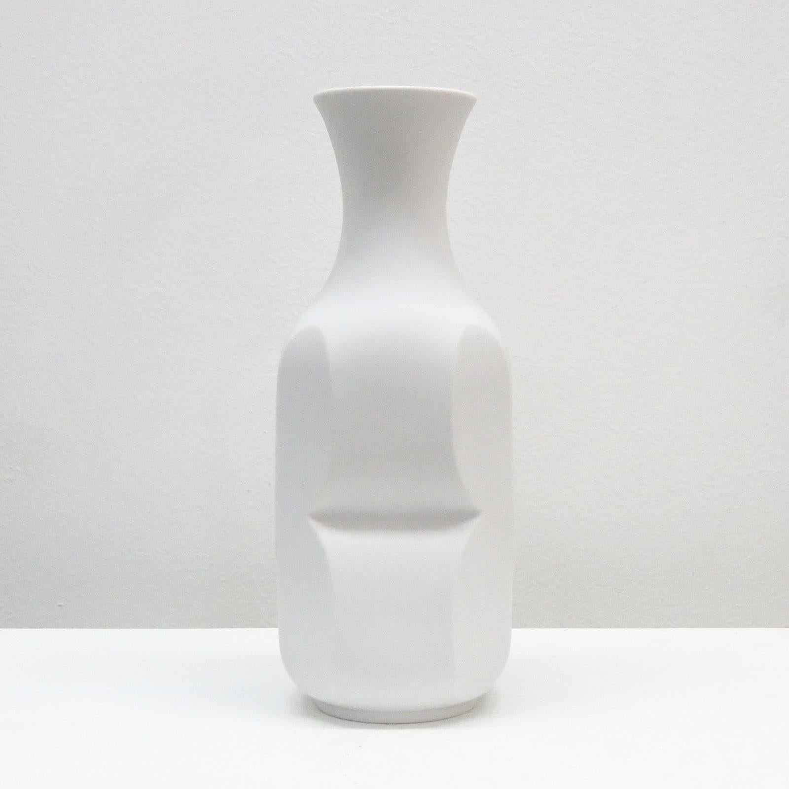 Skulpturale Porzellanvase von Heinrich Fuchs für Hutschenreuther, außen Biskuit und innen glasiert, erschienen zwischen 1968 und 1970, gemarkt.