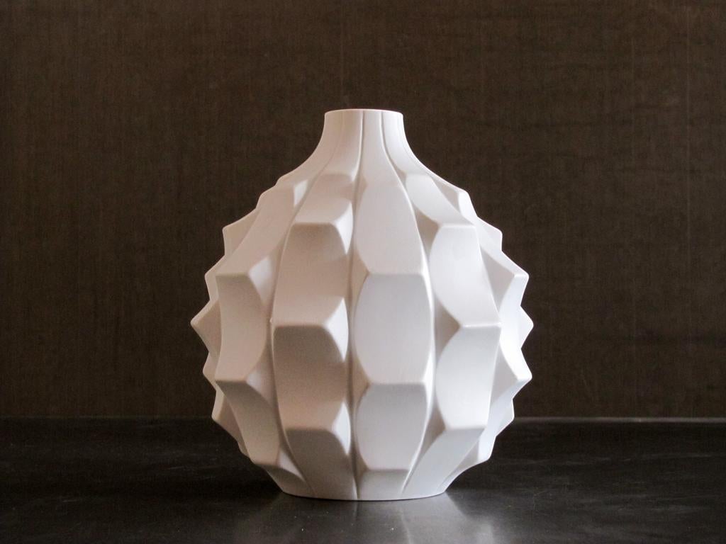 Magnifique vase sculptural en porcelaine bisque 