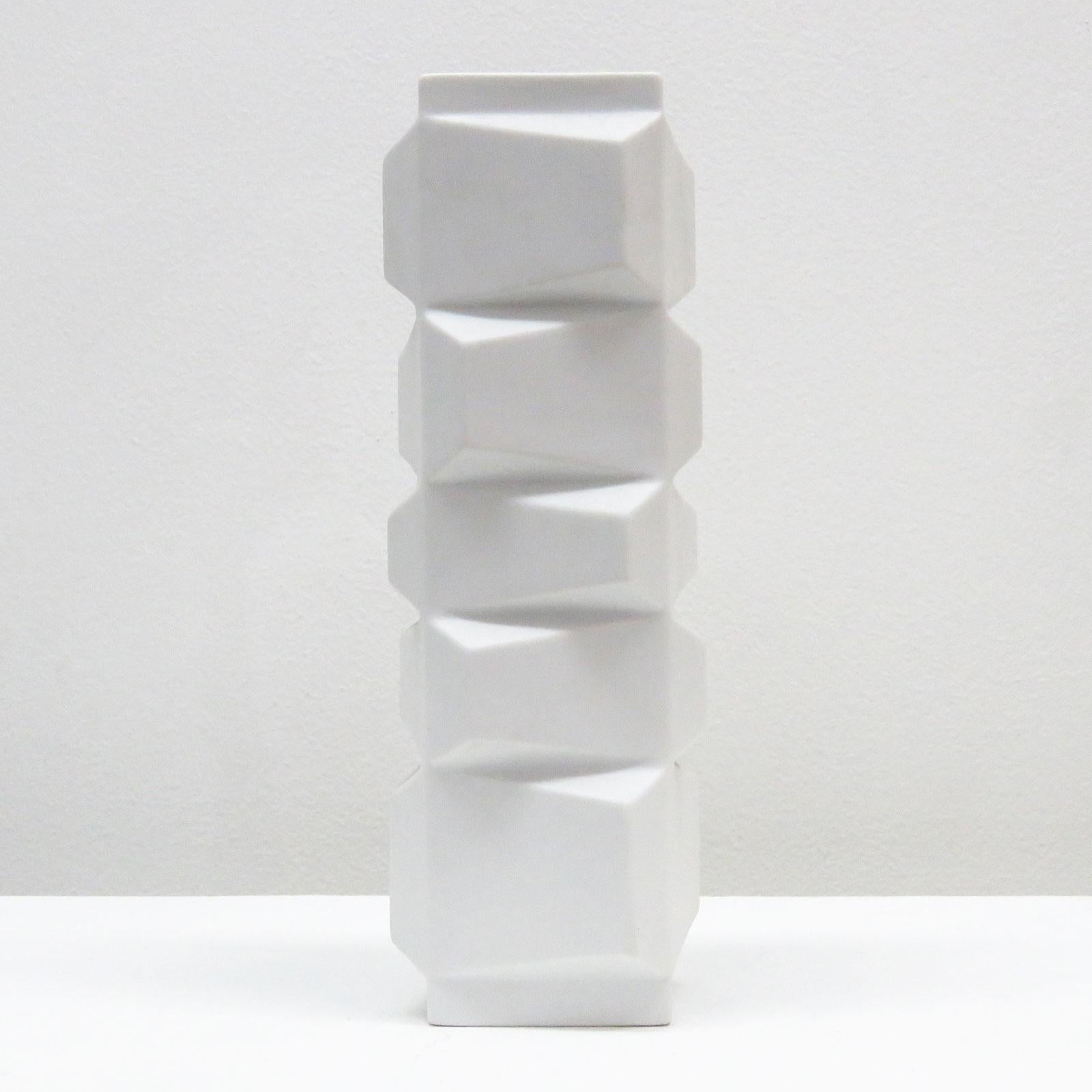 vaso scultoreo in porcellana di Heinrich Fuchs per Hutschenreuther, pubblicato tra il 1968 e il 1970, versione grande modello 5090/29, esterno opaco, interno lucido, marcato.