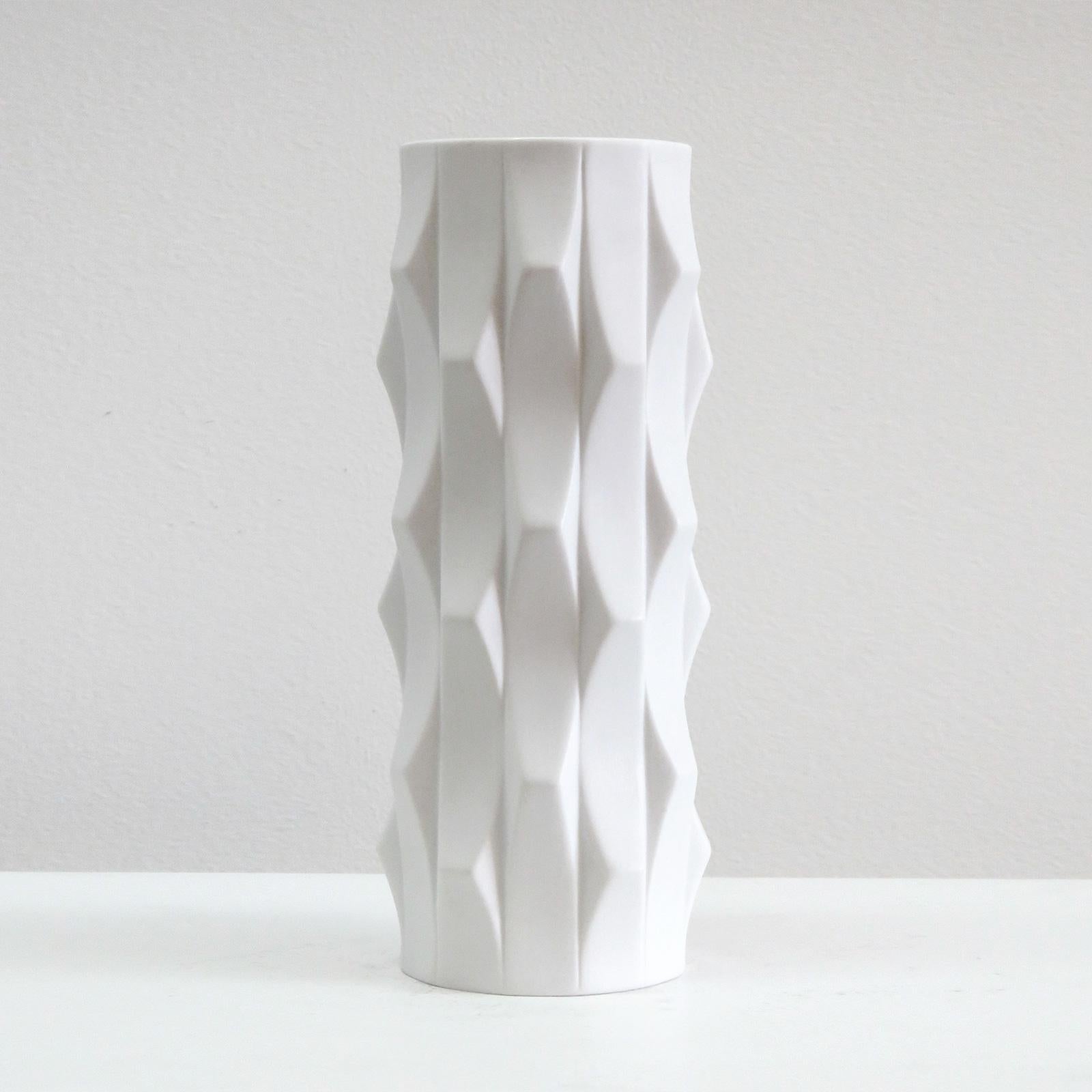 vaso scultoreo in porcellana di Heinrich Fuchs per Hutschenreuther, realizzato tra il 1968 e il 1970, modello 5090/29, esterno opaco, interno lucido, marcato.