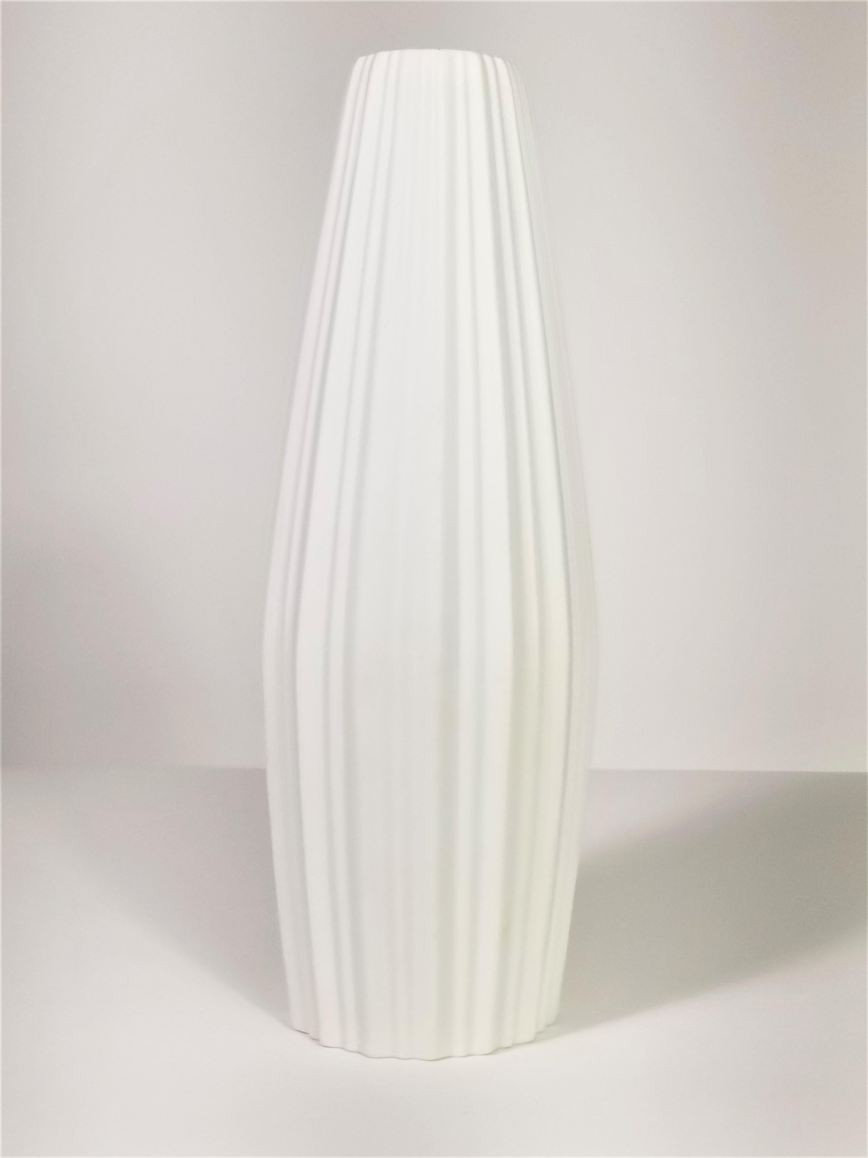 Vase aus weißem Porzellan Heinrich, H&amp;Co Selb Bavaria, Deutschland  im Zustand „Hervorragend“ in New York, NY