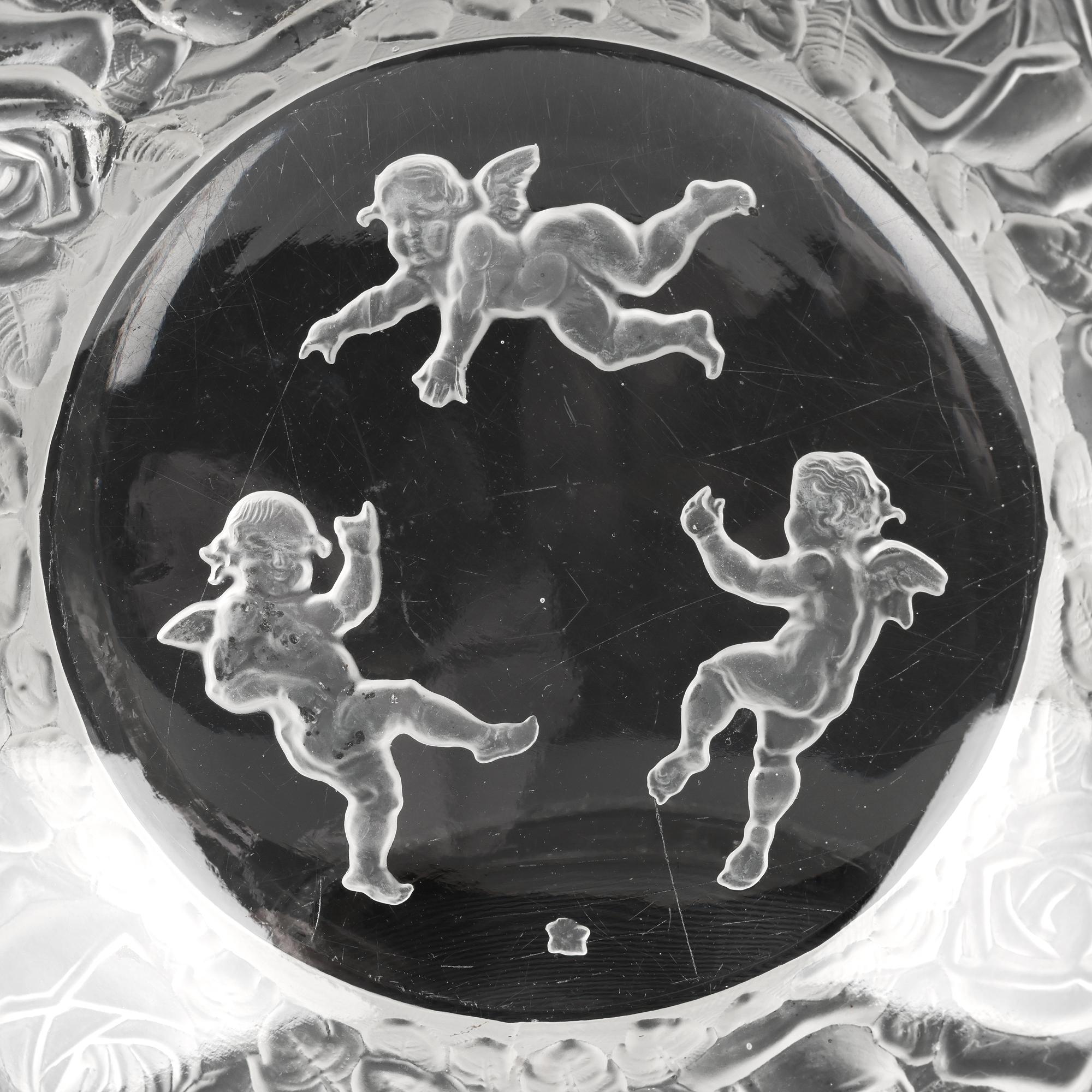 Eine sehr schöne und große Art Deco Schale aus tschechischem geschliffenem Glas, graviert mit Rosen und drei nackten, geflügelten Putten auf dem Sockel, von dem bekannten Glasmacher Heinrich Hoffmann (1875-1939), aus der Zeit um 1915.

Heinrich