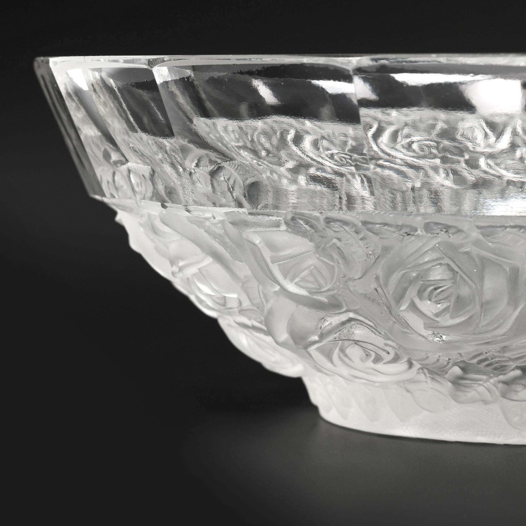 Heinrich Hoffmann Art Deco Blumenglasschale mit eingravierten Putten (Tschechisch) im Angebot