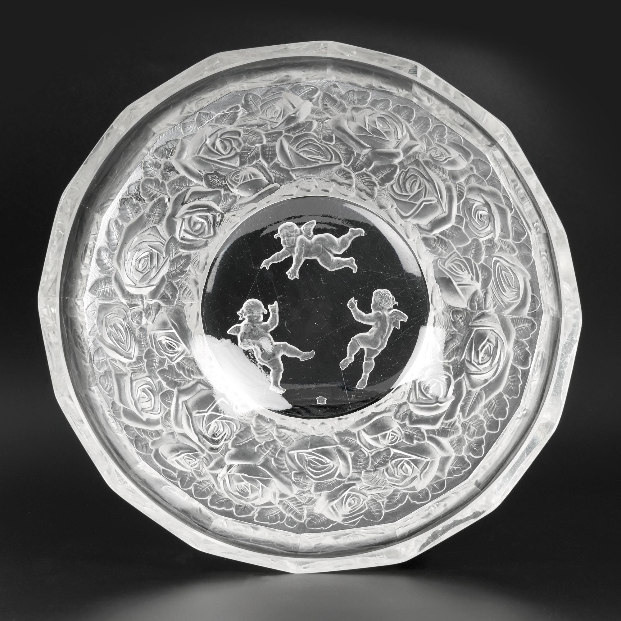 Heinrich Hoffmann Art Deco Blumenglasschale mit eingravierten Putten (Frühes 20. Jahrhundert) im Angebot