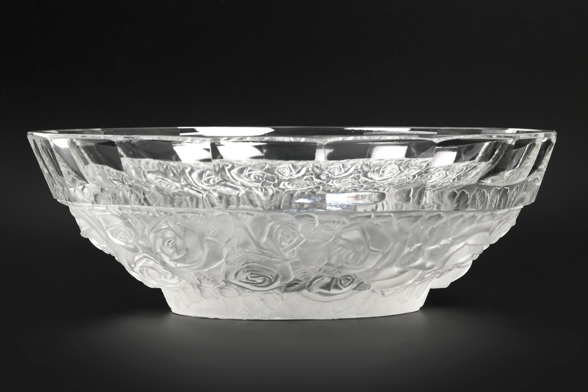 Heinrich Hoffmann Art Deco Blumenglasschale mit eingravierten Putten (Geschliffenes Glas) im Angebot