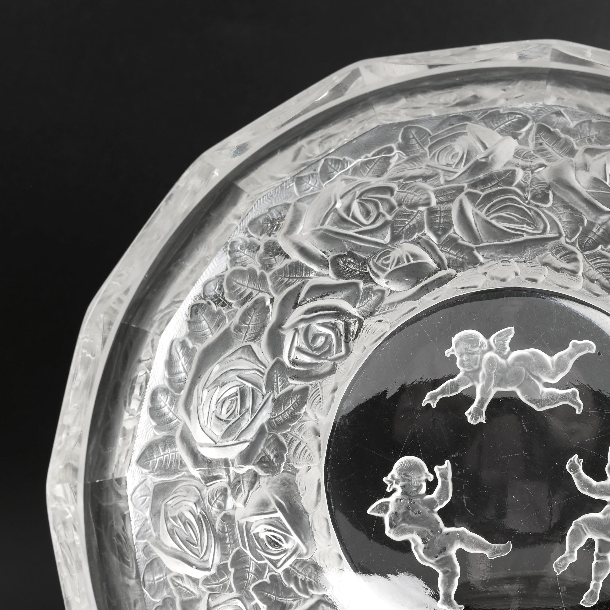 Heinrich Hoffmann Art Deco Blumenglasschale mit eingravierten Putten im Angebot 1