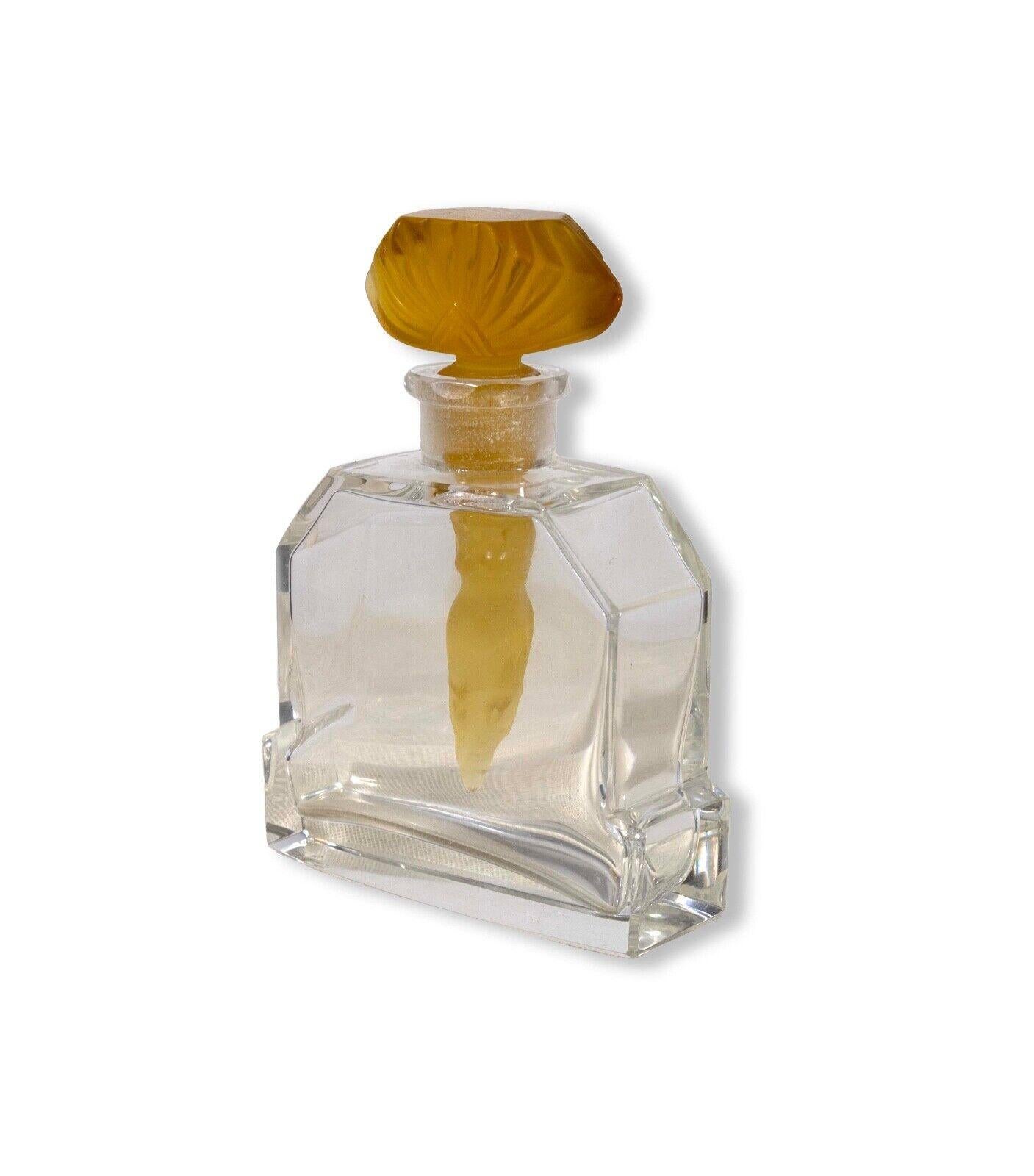 Un superbe flacon de parfum en verre Art déco réalisé par l'artiste bohémien Heinrich Hoffman en 1926. Un corps cristallin de forme facettée. Un bouchon en or avec un 