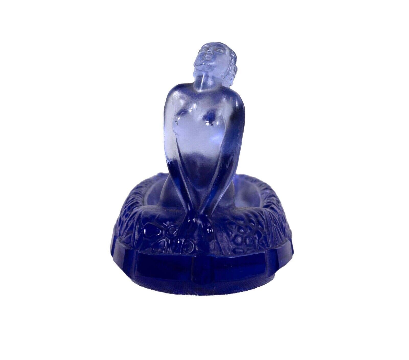Ein klassisches Art-Déco-Nadeltablett aus blauem Glas mit dem Titel 