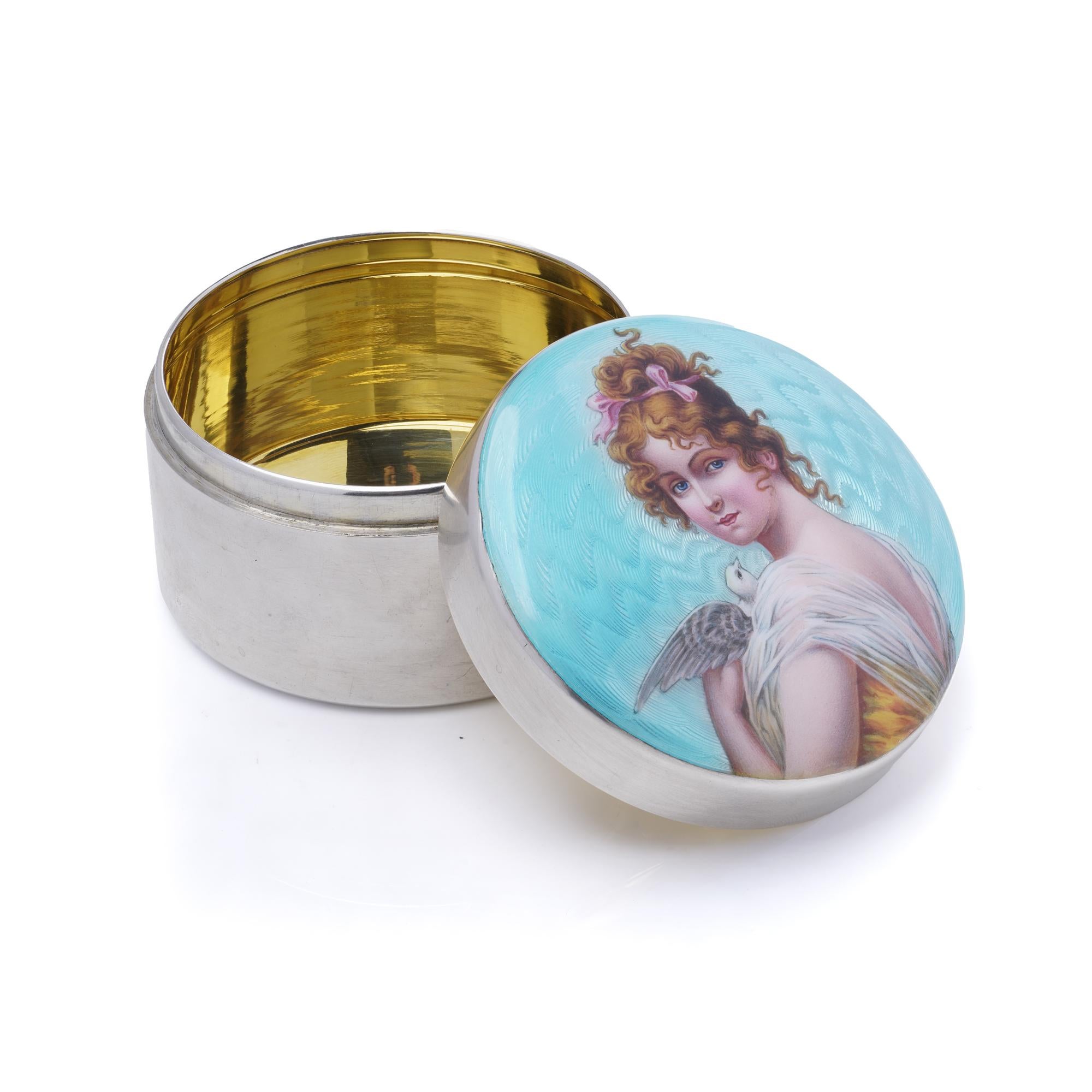 Boîte en argent Art nouveau de Heinrich Levinger, datant d'environ 1900. Le couvercle présente un superbe portrait de dame peint à la main sur un élégant fond d'émail guilloché. L'intérieur est doré à l'argent, ce qui ajoute au design