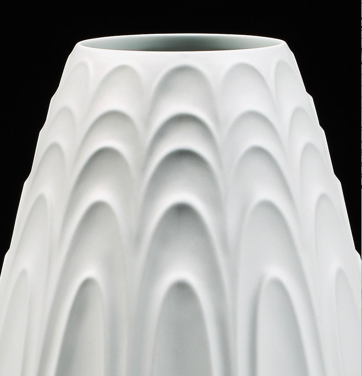 Heinrich Vase, Urne, Bodenständer, weißes, geformtes Porzellan (Glasiert) im Angebot