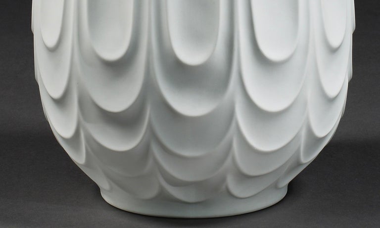 Heinrich Vase Urn Floor Standing White Sculpted Porcelain In Good Condition For Sale In Eversholt, Bedfordshire