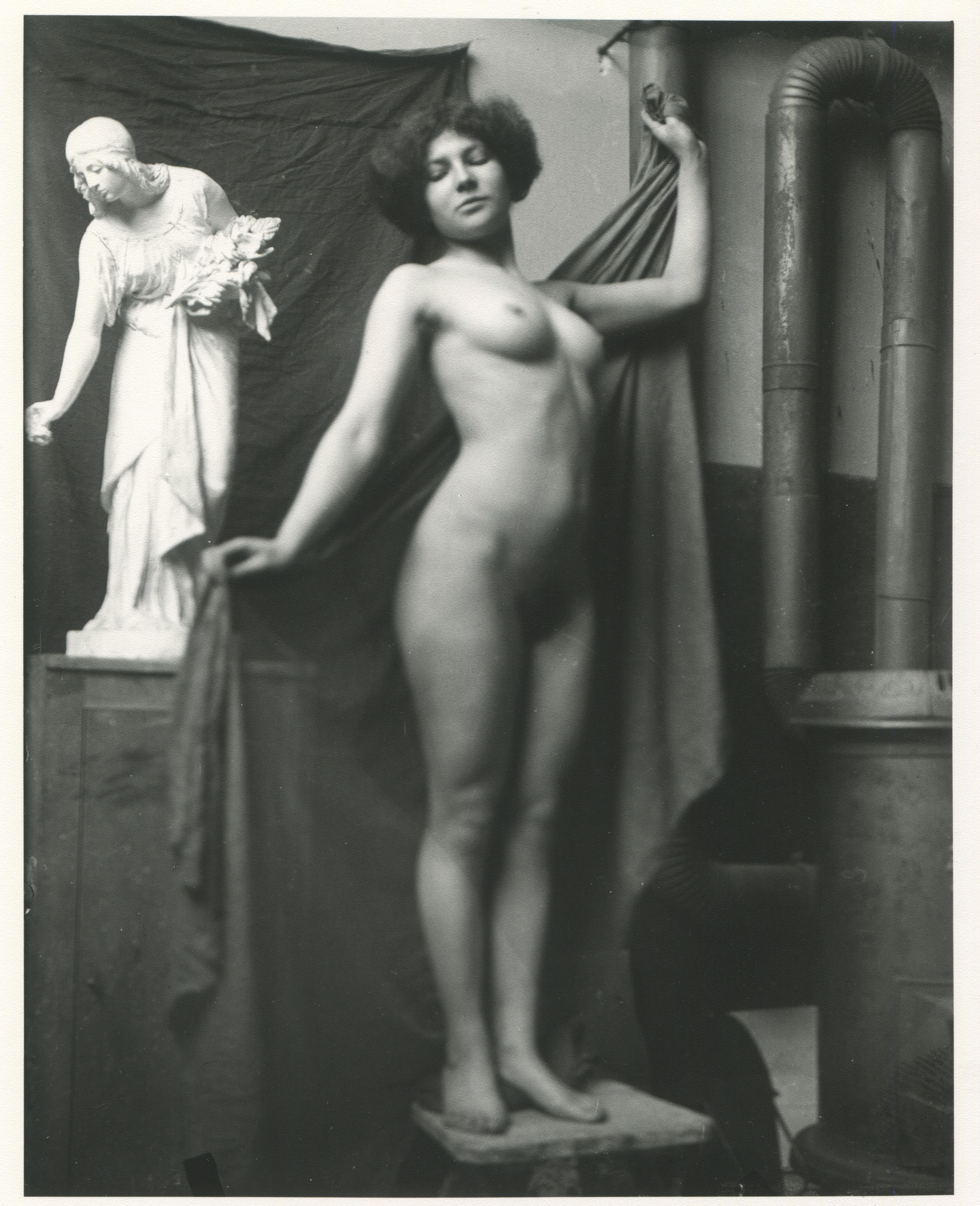  Heinrich Zille Black and White Photograph – Aktstudien – Edition griffelkunst