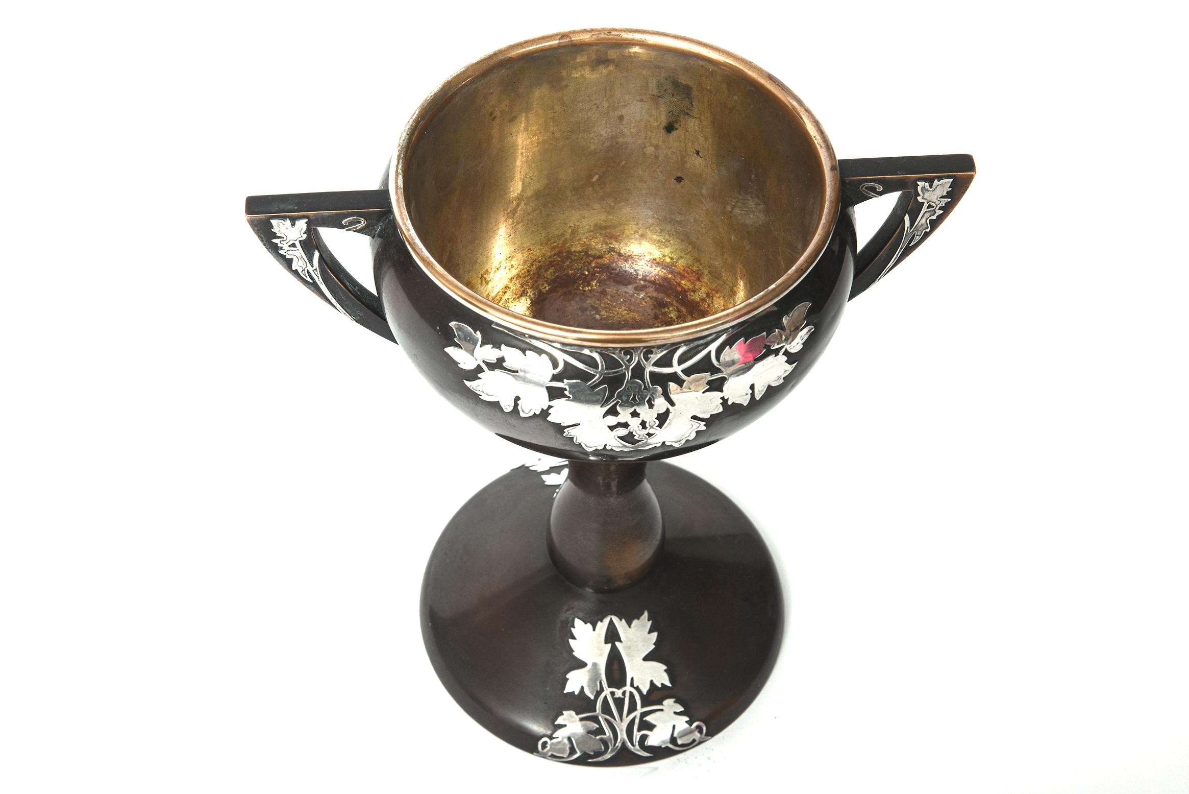 20ième siècle Heintz Arts & Crafts coupe de trophée « Loving Cup » en argent sterling recouvert de bronze et alliage en vente
