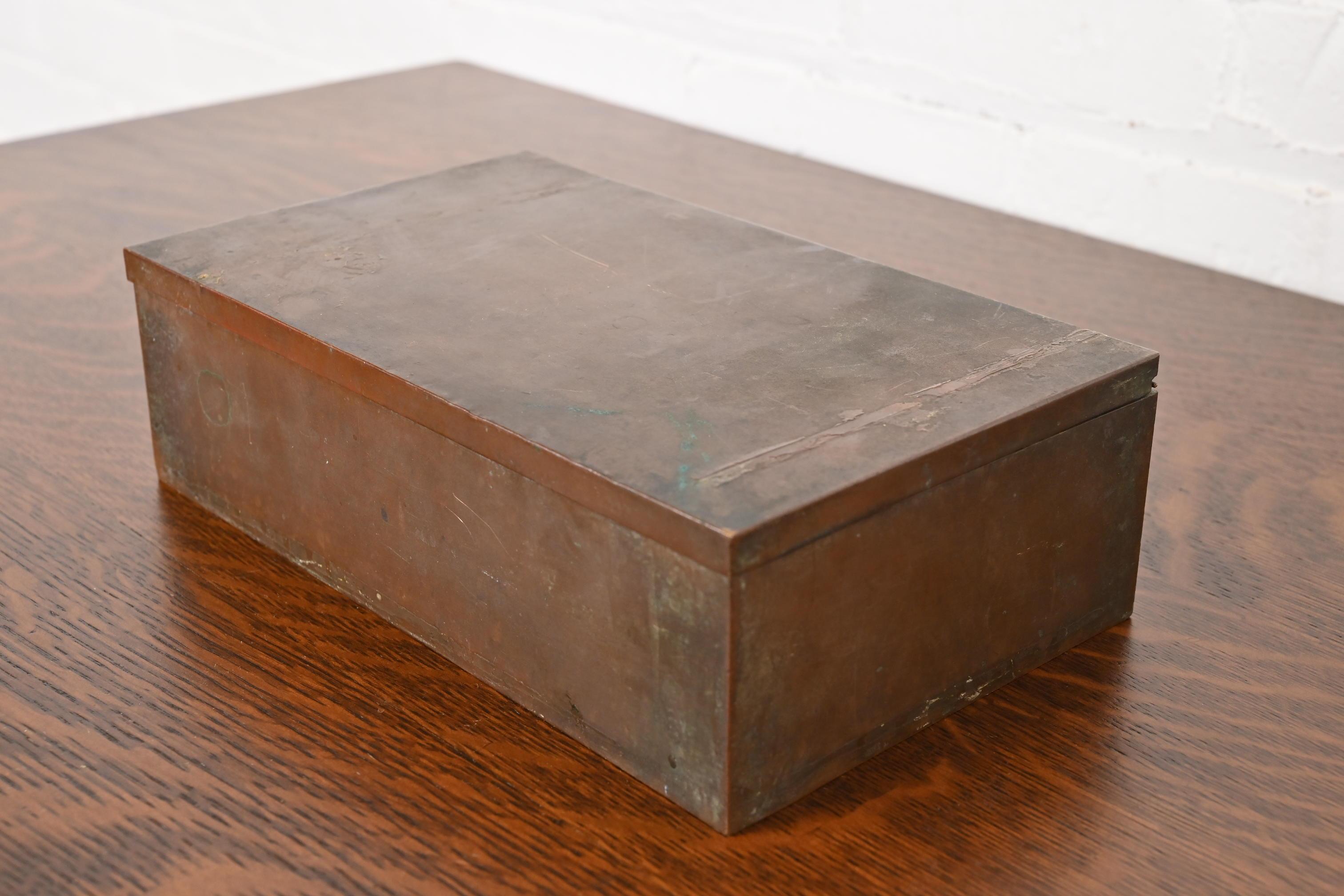 Preciosa caja de escritorio o caja de puros antigua de bronce de la época Arts & Crafts o Art Déco

Por Heintz Art Metal Shop

EE.UU., principios del siglo XX

Medidas: 10 