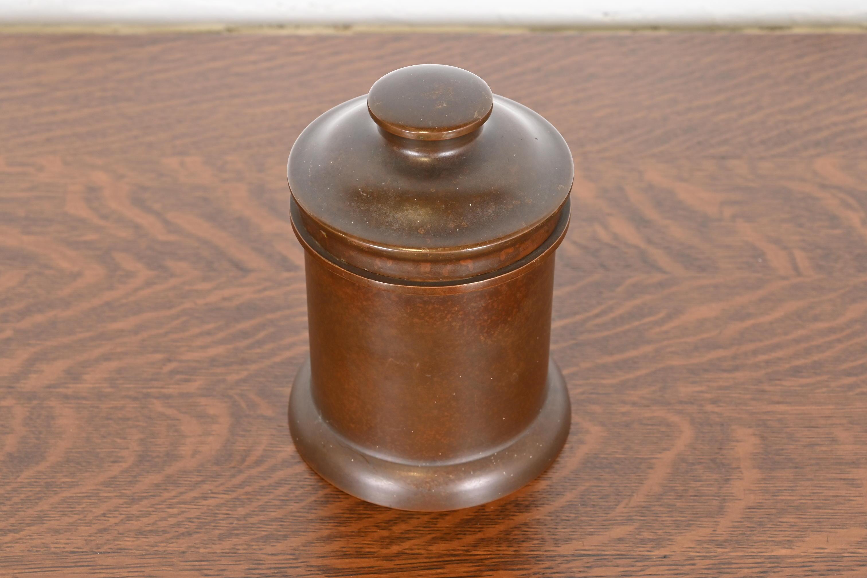 Un bellissimo contenitore rotondo in bronzo del periodo Arts & Crafts con coperchio

Da Heintz Art Metal Shop

Stati Uniti, inizio del XX secolo

Misure: 5,25 