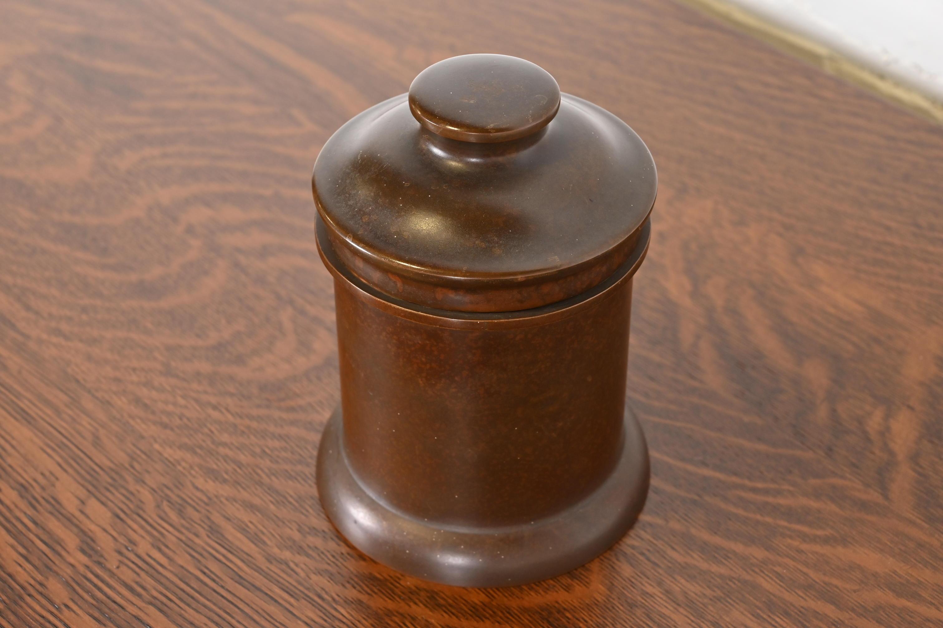Arts and Crafts Contenitore rotondo in bronzo Heintz Arts & Crafts con coperchio, CIRCA 1910 in vendita