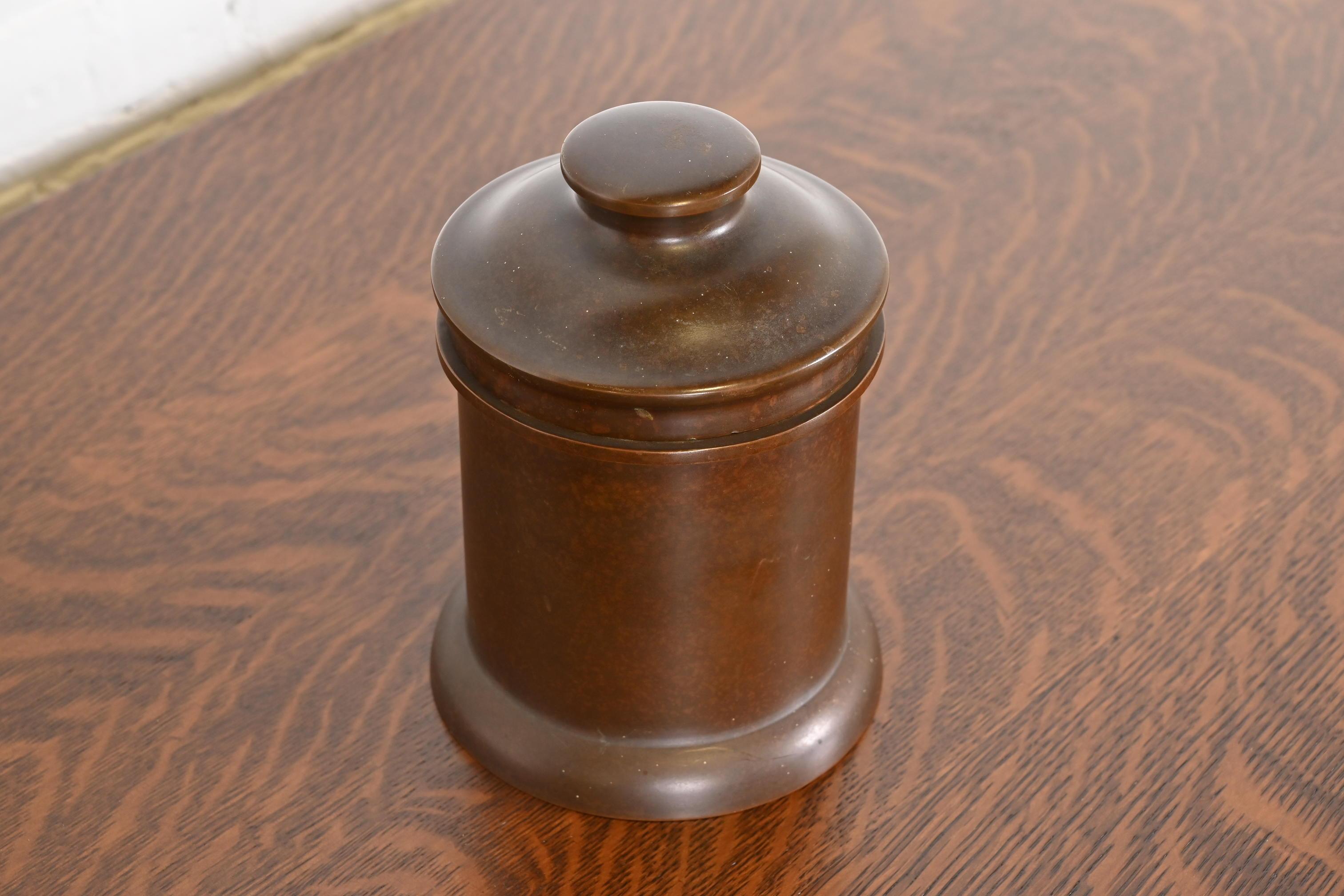 Contenitore rotondo in bronzo Heintz Arts & Crafts con coperchio, CIRCA 1910 In condizioni buone in vendita a South Bend, IN