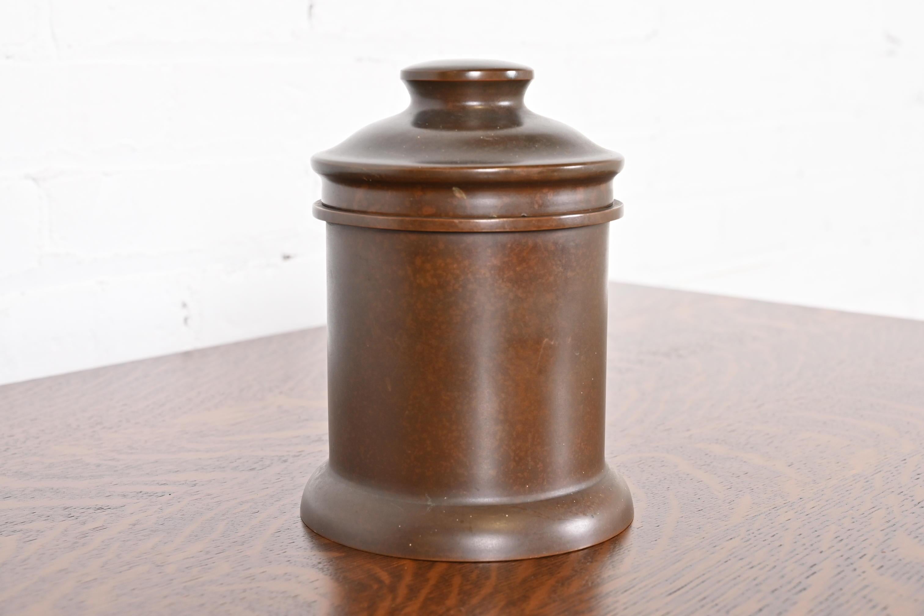 XX secolo Contenitore rotondo in bronzo Heintz Arts & Crafts con coperchio, CIRCA 1910 in vendita