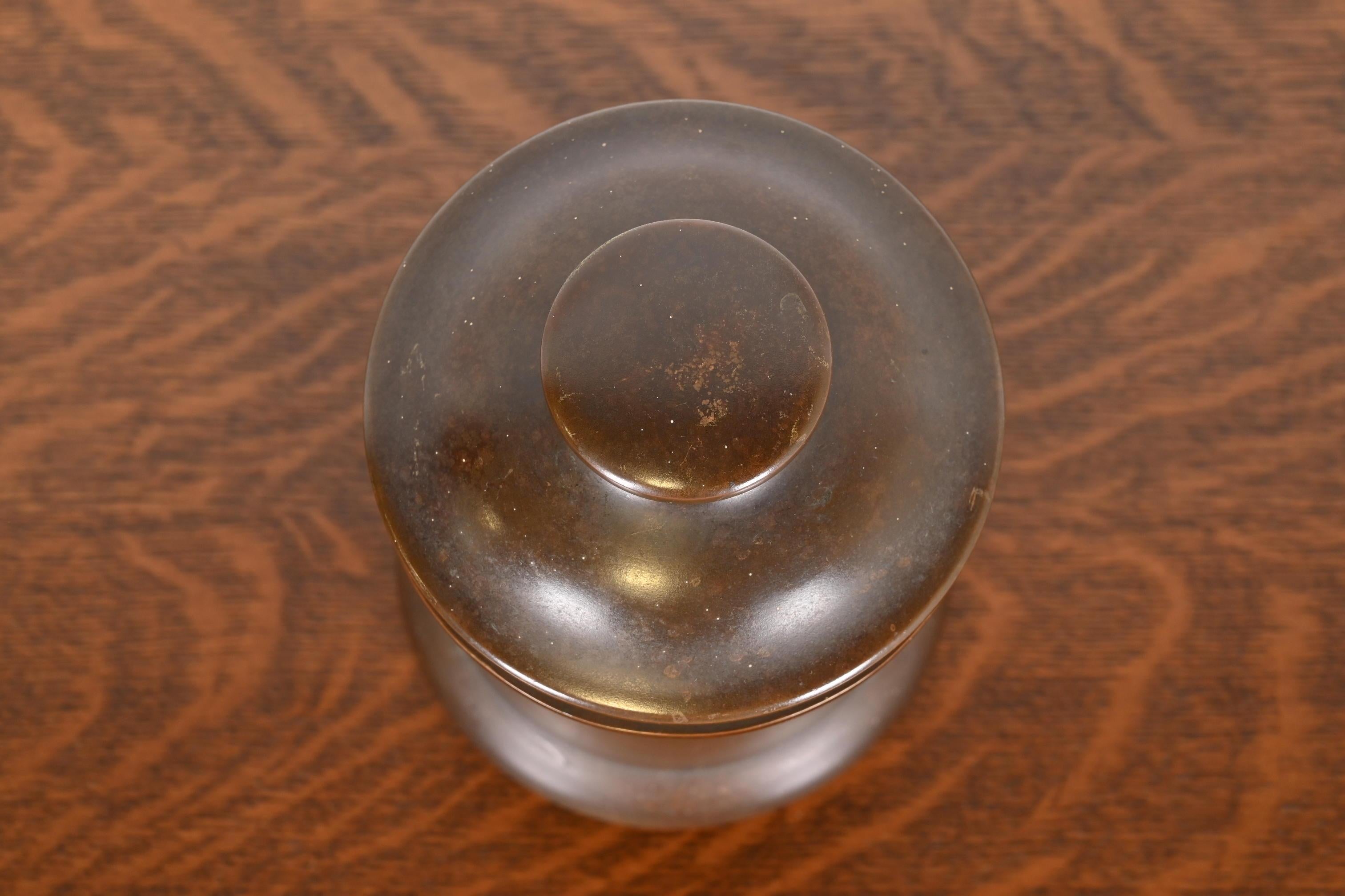 Bronzo Contenitore rotondo in bronzo Heintz Arts & Crafts con coperchio, CIRCA 1910 in vendita