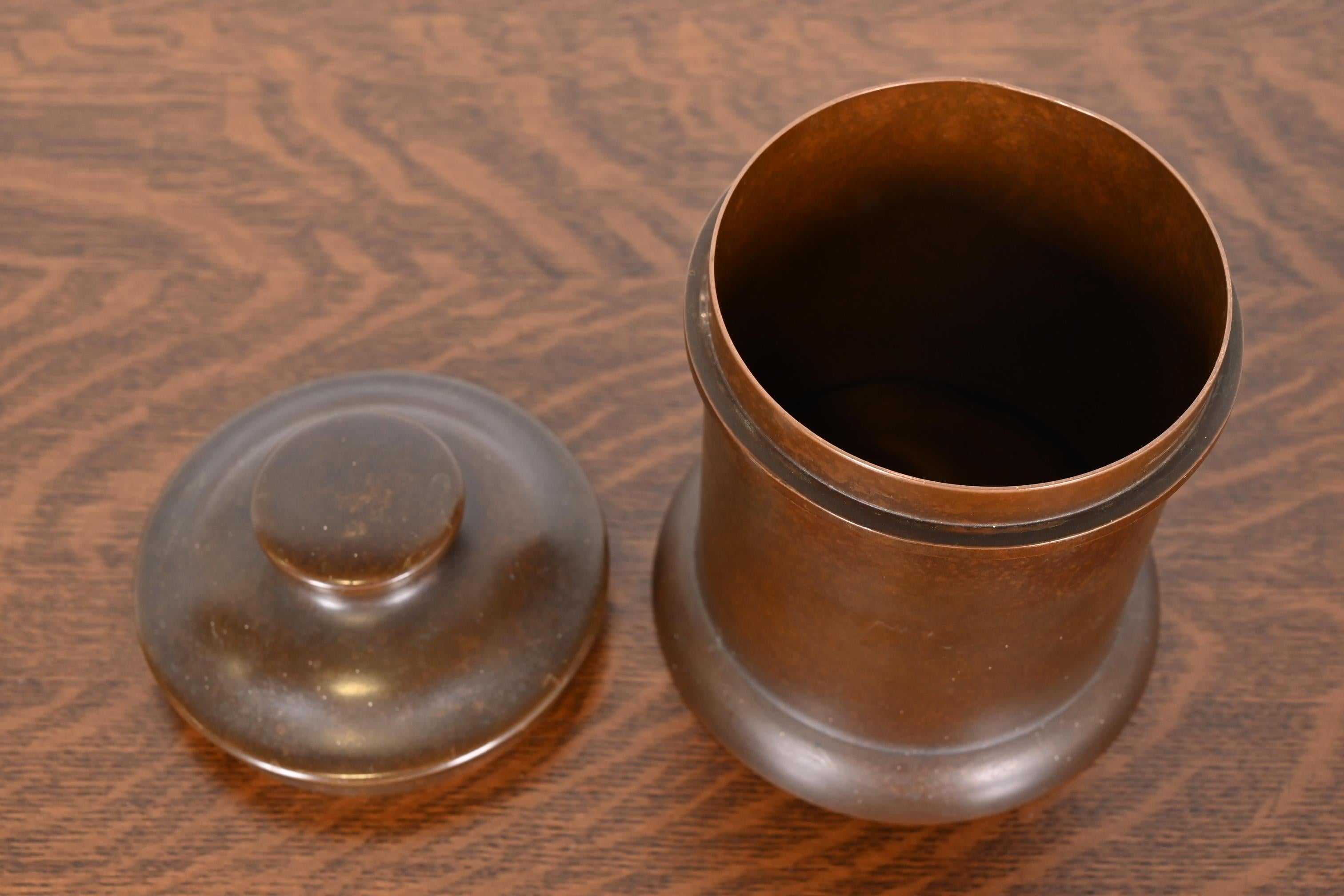 Contenitore rotondo in bronzo Heintz Arts & Crafts con coperchio, CIRCA 1910 in vendita 1