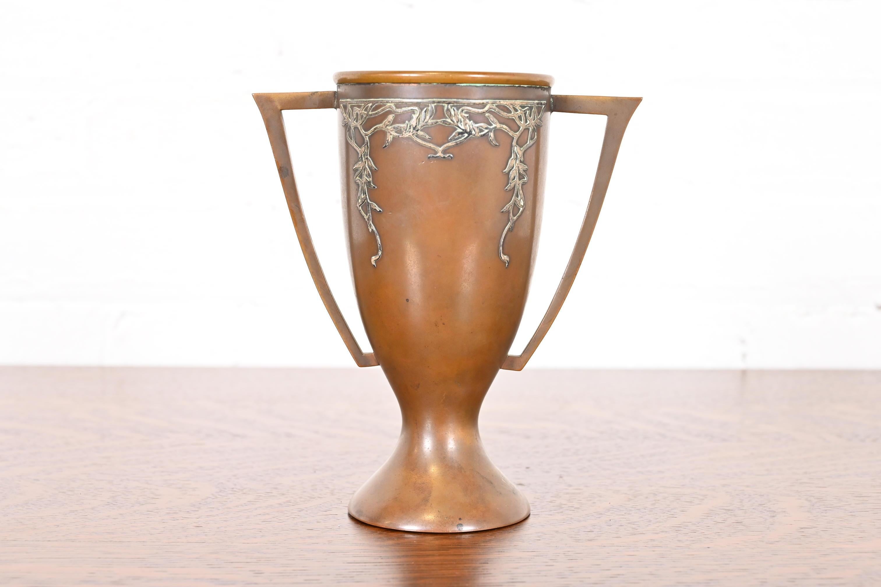 Uno splendido vaso antico in stile Arts & Crafts o Art Deco, in argento sterling e anfora in bronzo

Da Heintz Art Metal Shop

Stati Uniti, inizio del XX secolo

Misure: 6,25