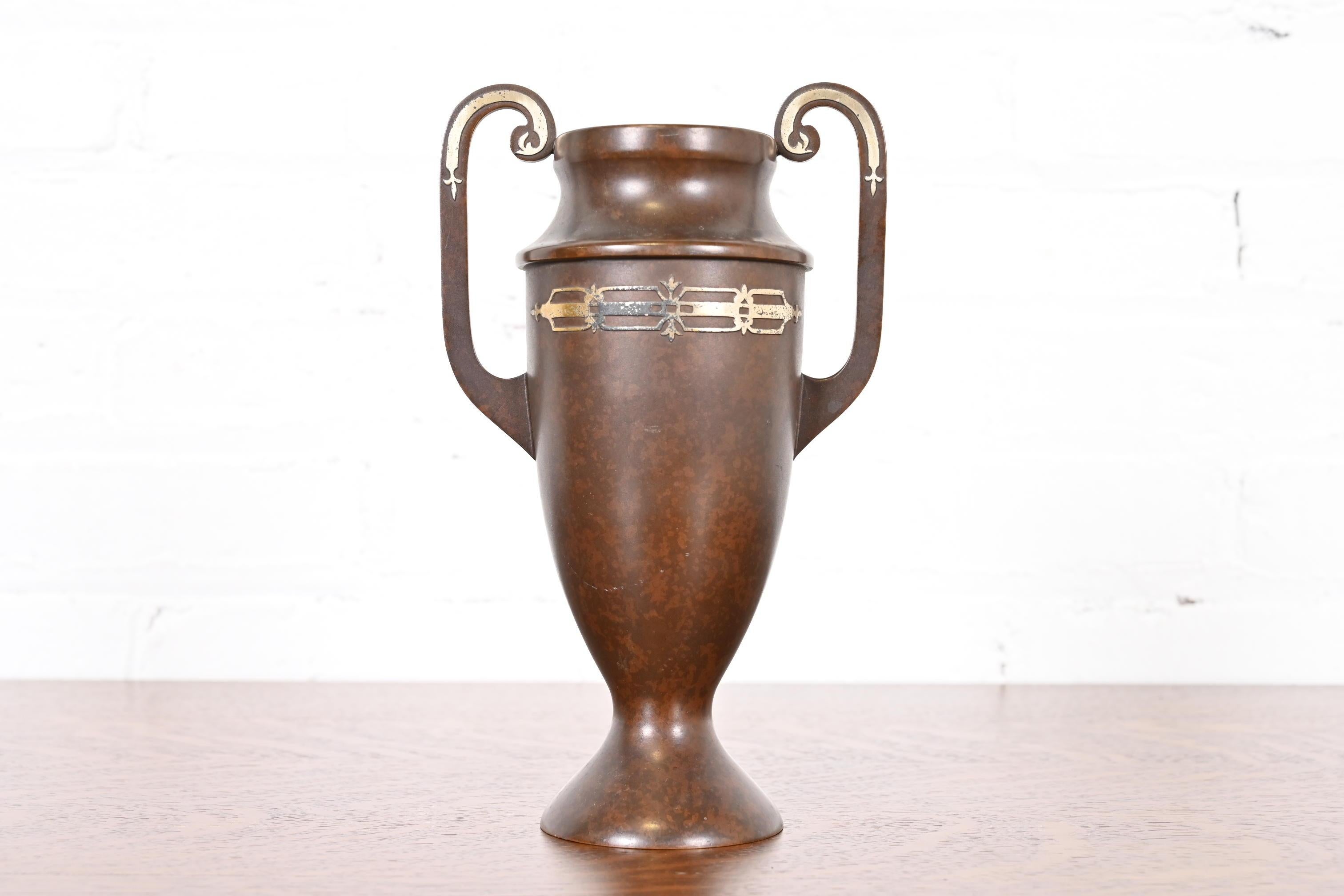 A beautiful Arts & Crafts or Art Deco period sterling silver on patinated bronze amphora vase

By Heintz Art Metal Shop

USA, Early 20th Century

Measures: 5.5