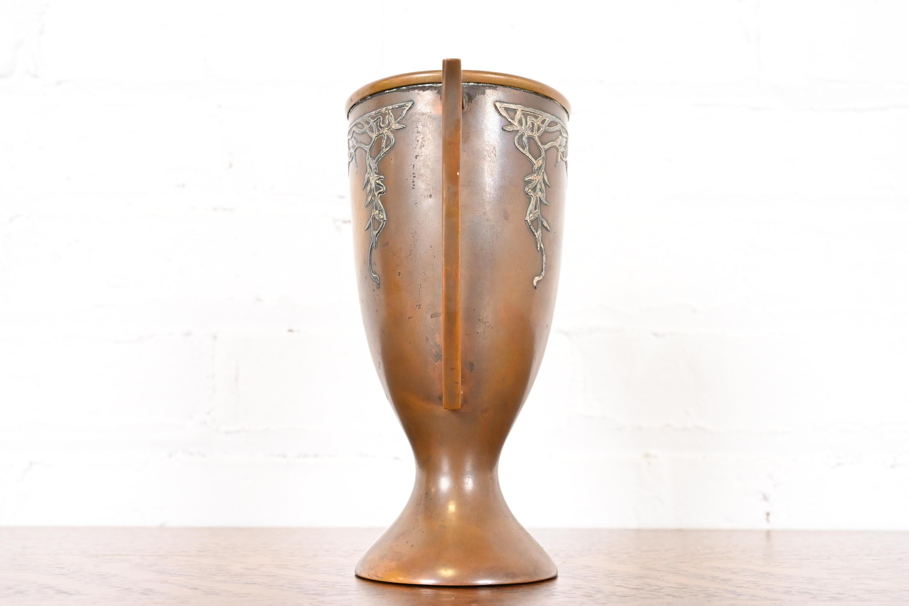 Vaso ad anfora in argento sterling e bronzo di Heintz Arts & Crafts In condizioni buone in vendita a South Bend, IN
