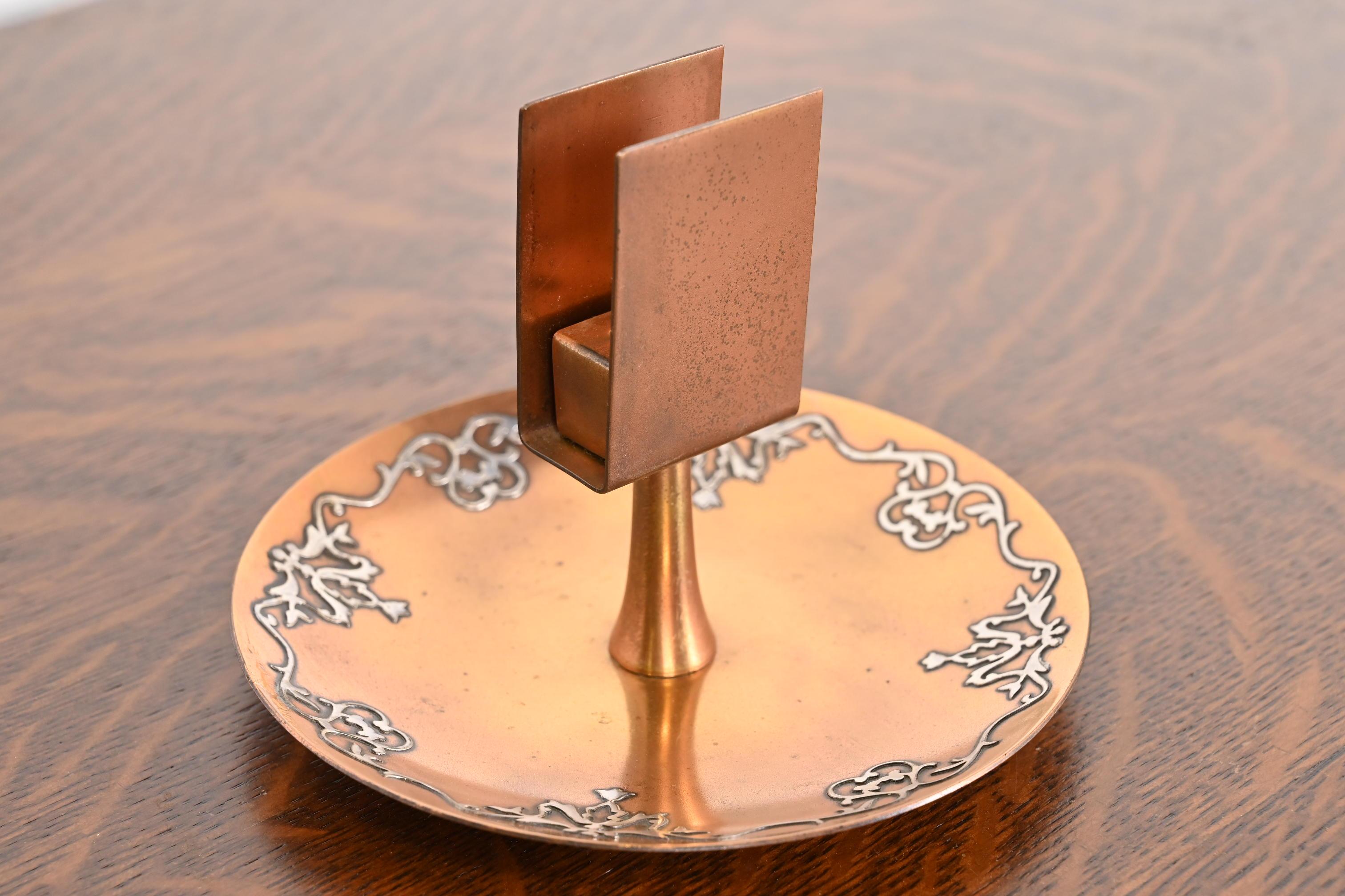 Precioso cenicero antiguo de época Arts & Crafts o Art Decó de plata de ley sobre bronce con caja para cerillas

Por Heintz Art Metal Shop

EE.UU., principios del siglo XX

Medidas: 5,75 