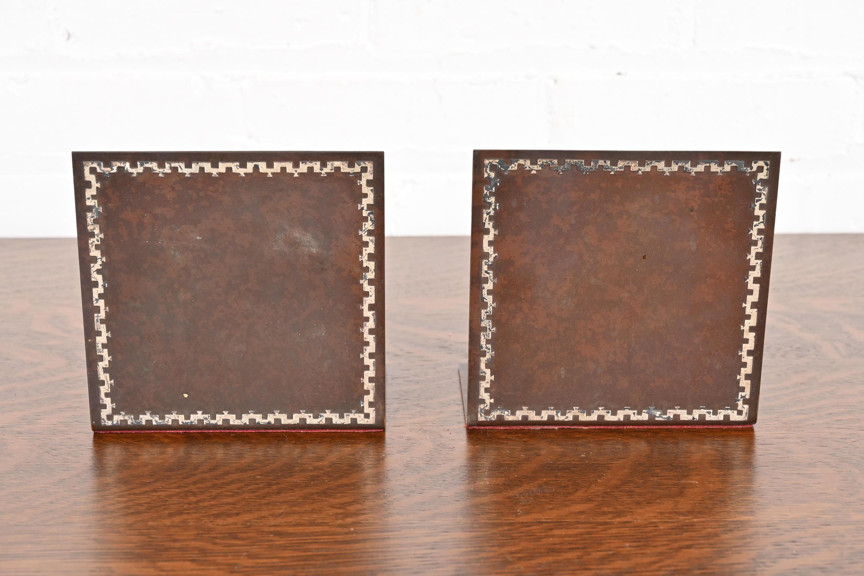 A gorgeous pair of antique Arts & Crafts or Art Deco period sterling silver on bronze bookends

By Heintz Art Metal Shop

USA, Early 20th Century

Each measures: 5.63