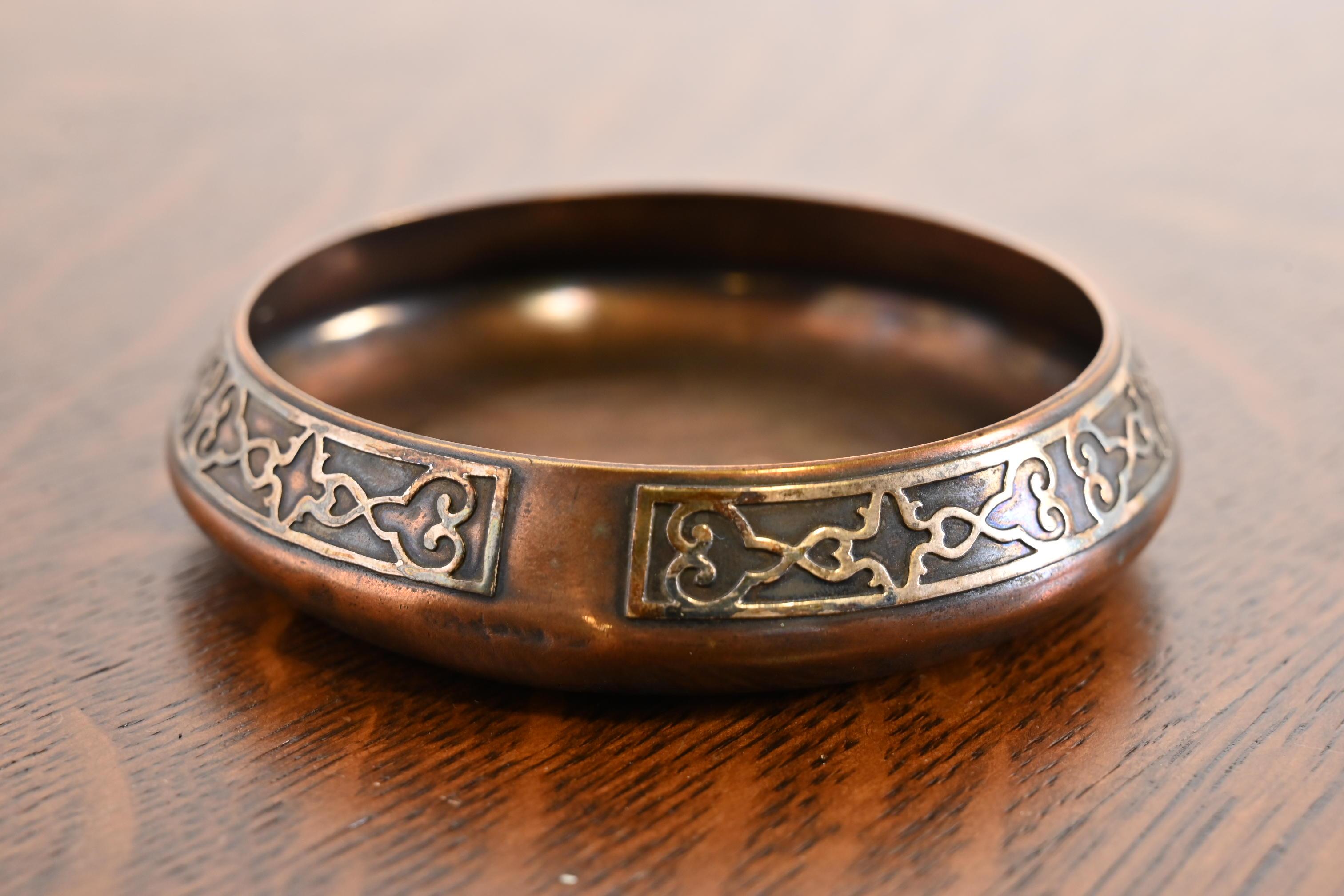 A gorgeous antique Arts & Crafts or Art Deco period sterling silver on bronze bowl, ashtray, or catchall

By Heintz Art Metal Shop

USA, Early 20th Century

Measures: 4
