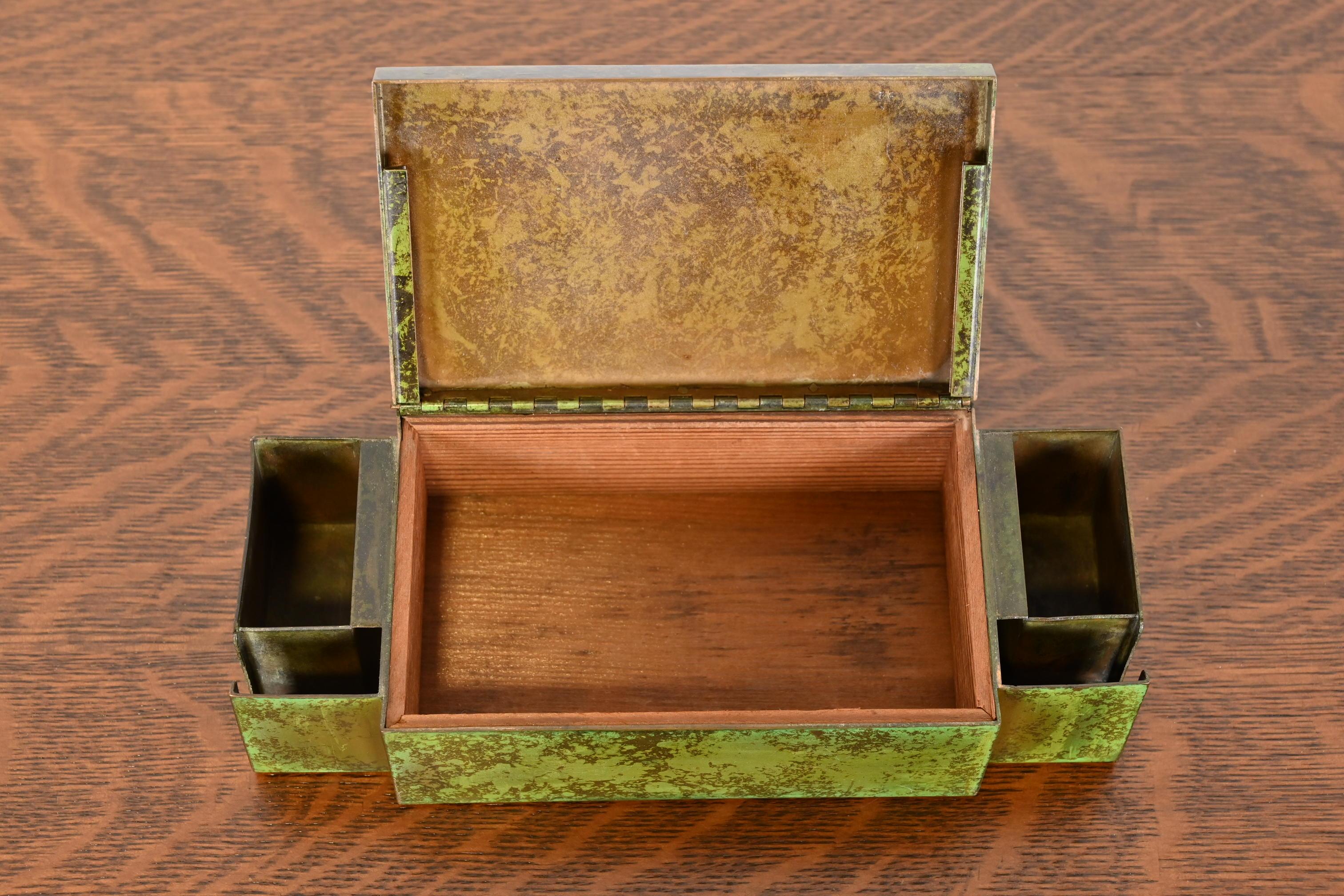 Caja para puros o humidor Heintz Arts & Crafts de plata de ley sobre bronce siglo XX en venta